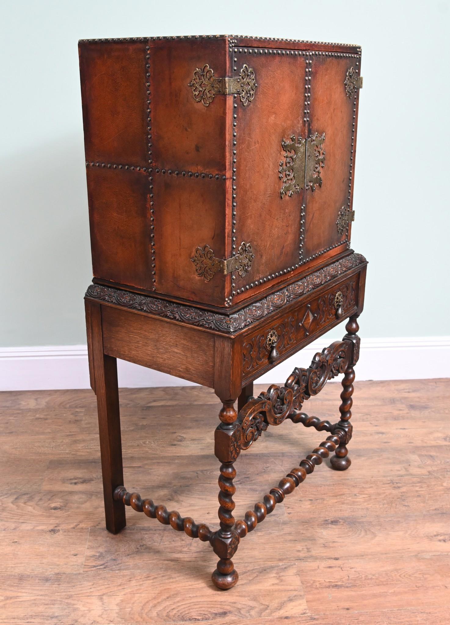 Cassapanca in stile revival giacobino su cavalletto Armadio in pelle 1880 In condizioni buone in vendita a Potters Bar, GB