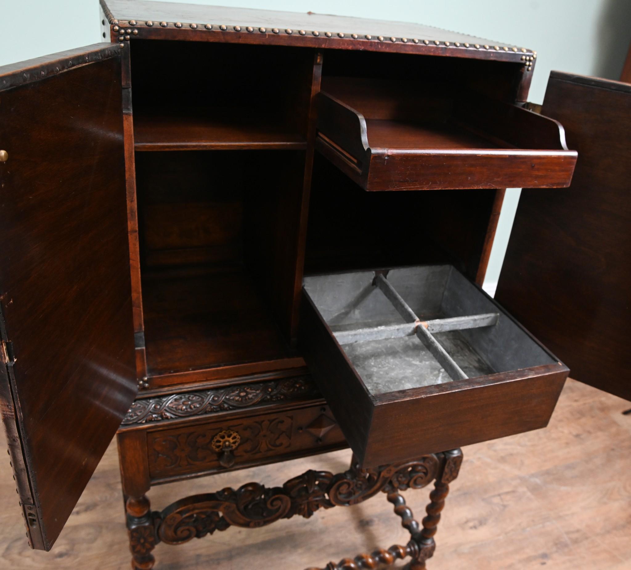 Fine XIX secolo Cassapanca in stile revival giacobino su cavalletto Armadio in pelle 1880 in vendita