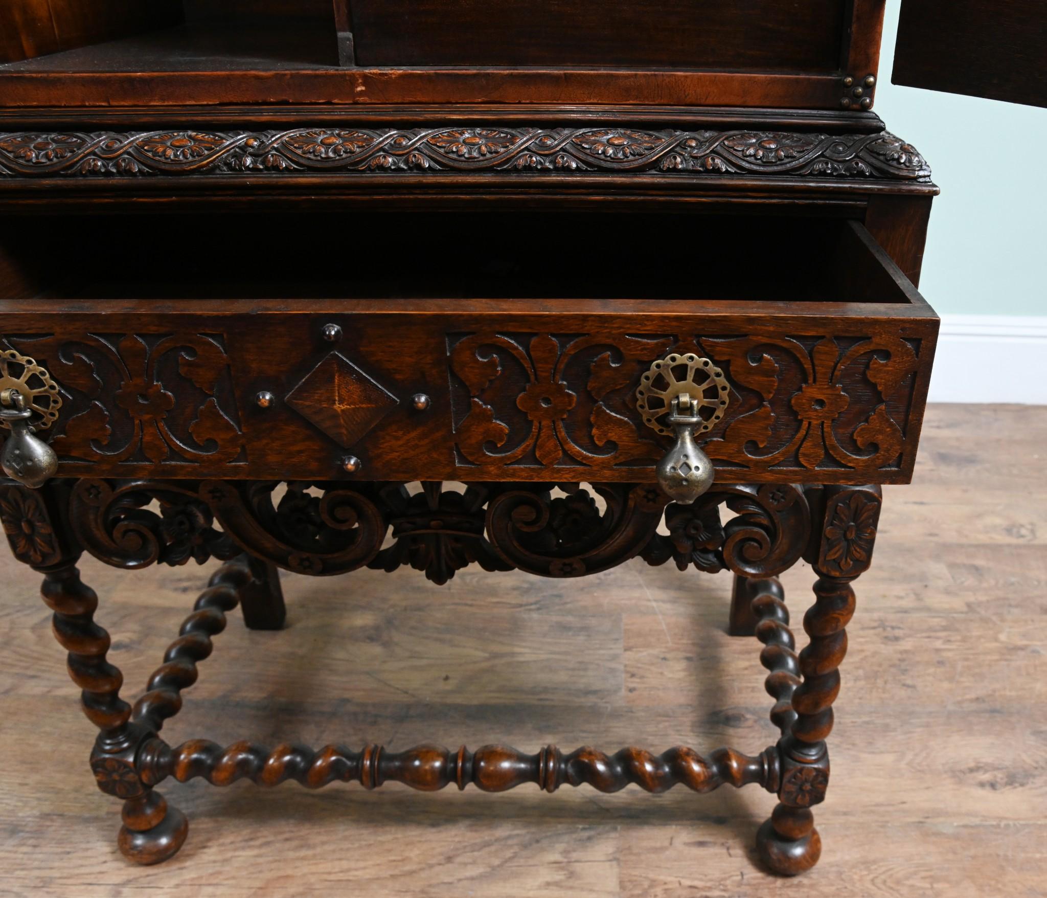 Cassapanca in stile revival giacobino su cavalletto Armadio in pelle 1880 in vendita 3