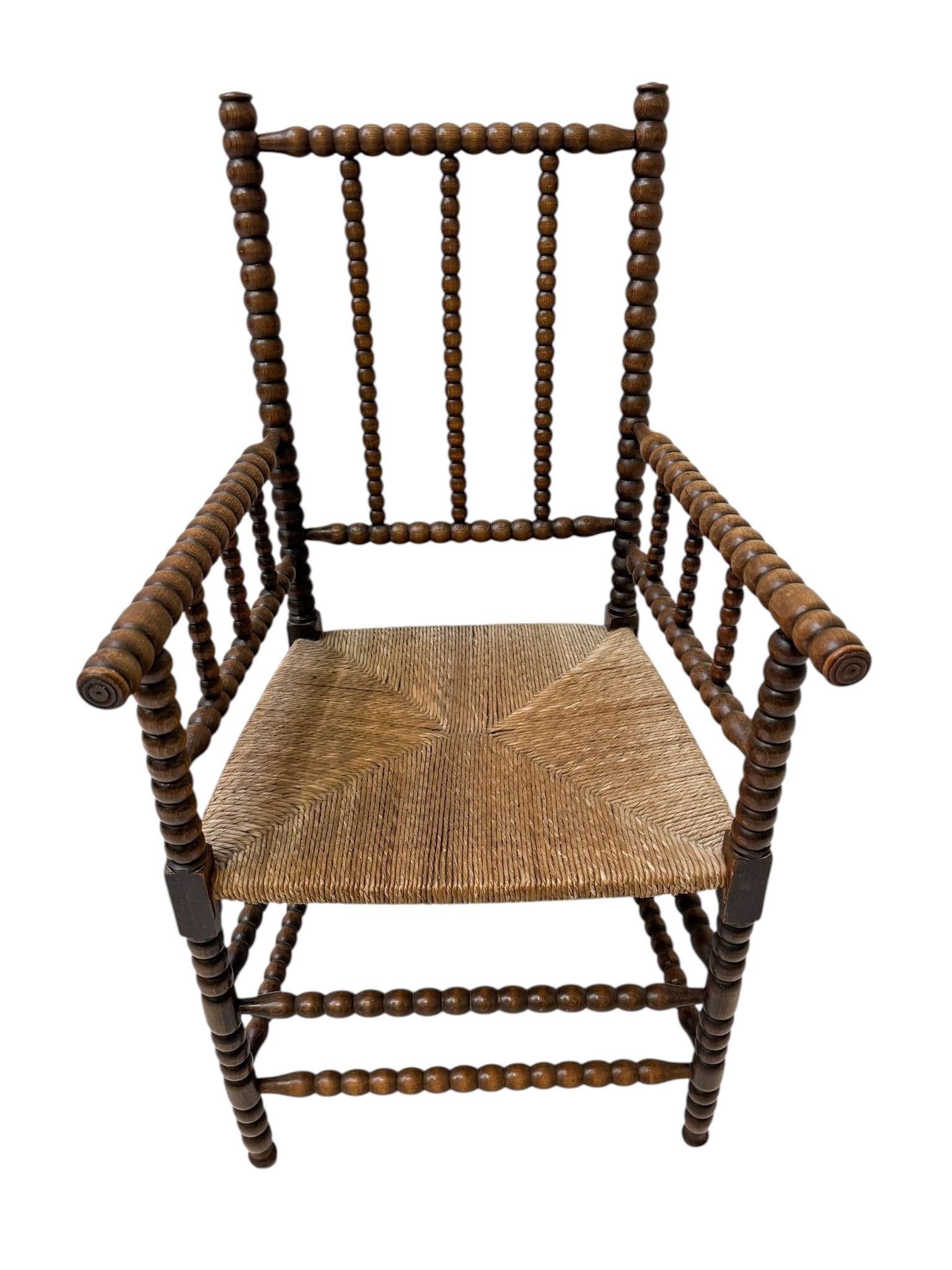 Superbe et rare fauteuil à fuseaux de style jacobéen.
Un design néerlandais saisissant des années 1900.
Cadre en hêtre massif teinté, fabriqué à la main, avec dossier, pieds et supports tournés au fuseau.
Siège en jonc tissé d'origine.
Ce magnifique
