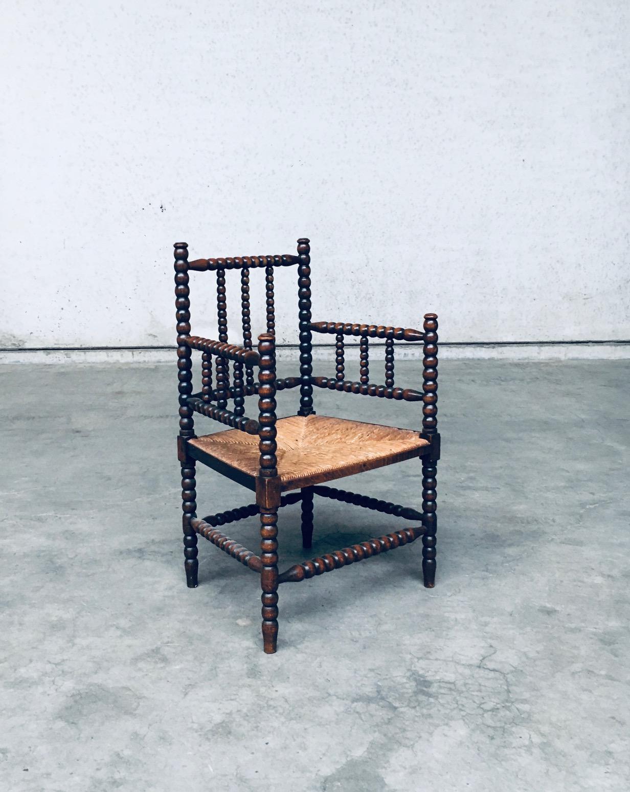 Vintage Jacobean Style Design Bobbin Armchair aus gebeizter Buche und Binsen. Hergestellt in den Niederlanden, Anfang der 1900er bis 1930er Jahre. Dunkel gebeiztes, geklöppeltes Buchenholzgestell mit binsengeflochtenem Sitz. Dies kommt in sehr