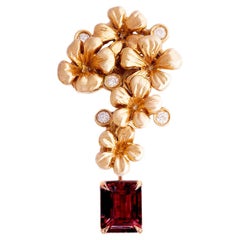 Broche de style jacobéen en or dix-huit carats avec rubis naturel et diamants