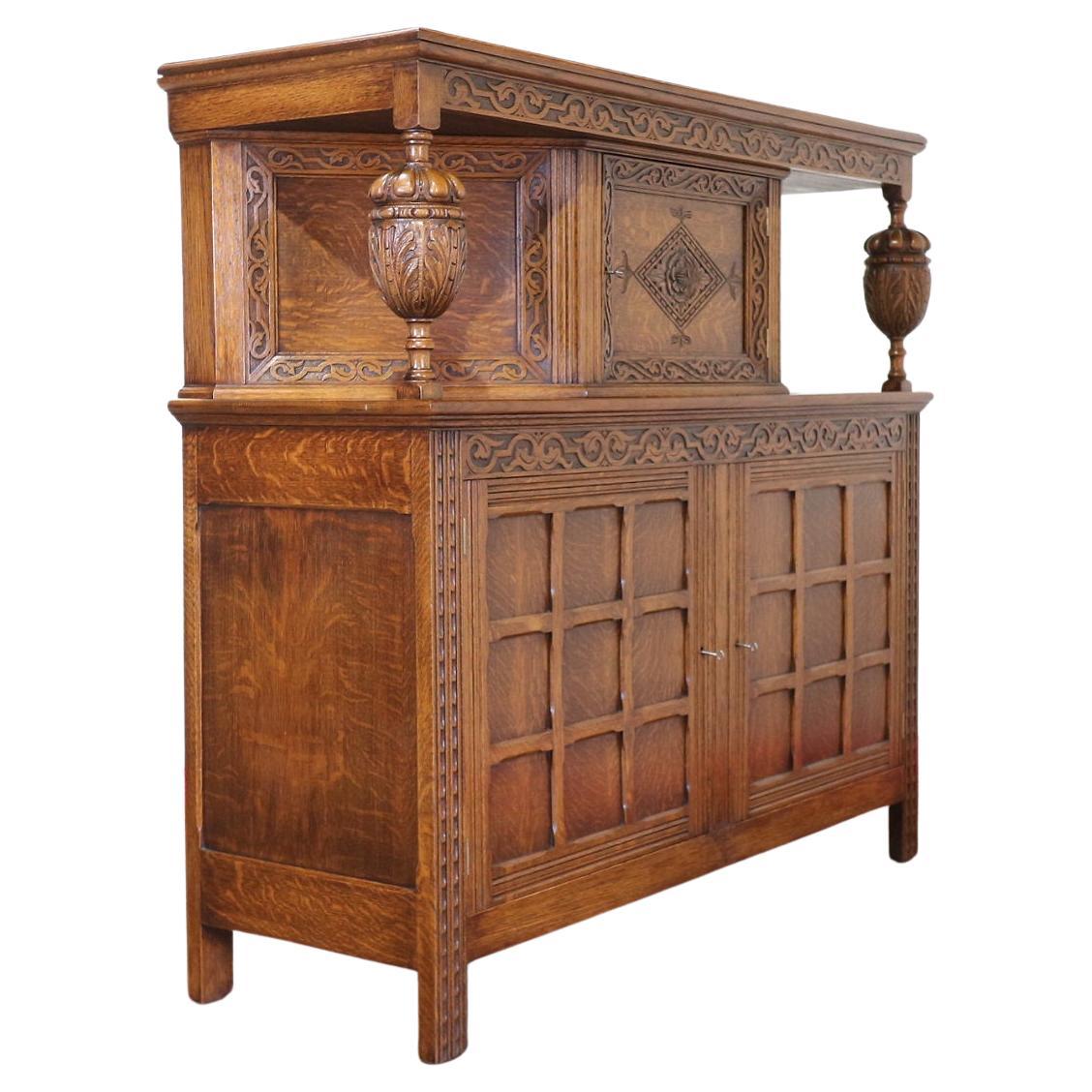 Armoire de cour en chêne sculpté de style jacobéen
