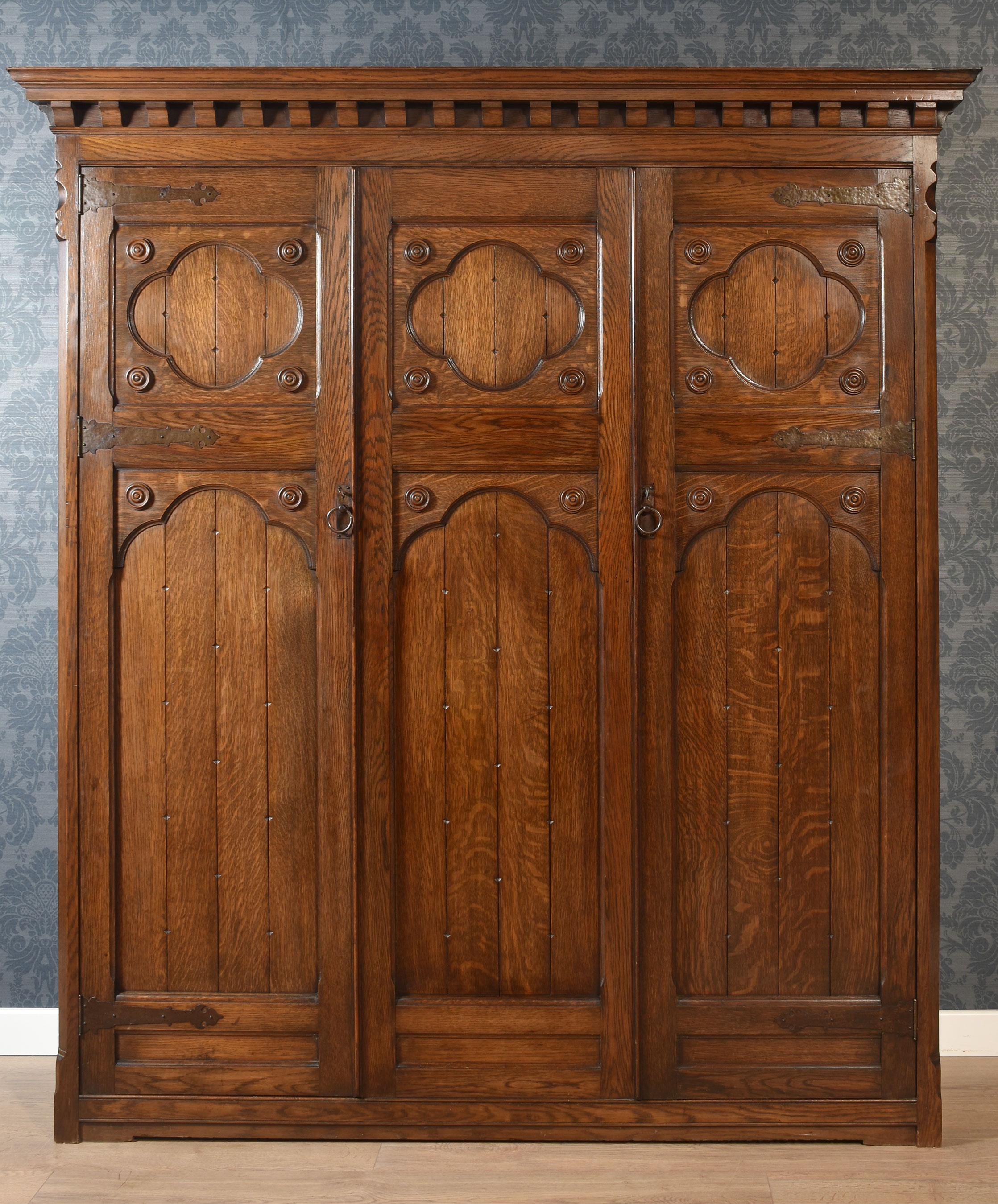 Large solid oak three-door wardrobe. The moulded cornice above three panelled doors opening to reveal a large hanging area. All raised up on a plinth base. The wardrobe is one piece, it doesn’t separate.
Dimensions
Height 79.5 Inches
Width 71.5