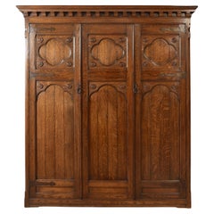 Armario de tres puertas de roble tallado de estilo jacobeo