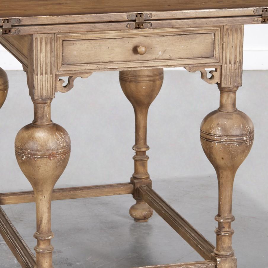 Intagliato a mano Tavolo allungabile in stile giacobiano in Oak Oak, Baker Furniture (Attrib.) in vendita