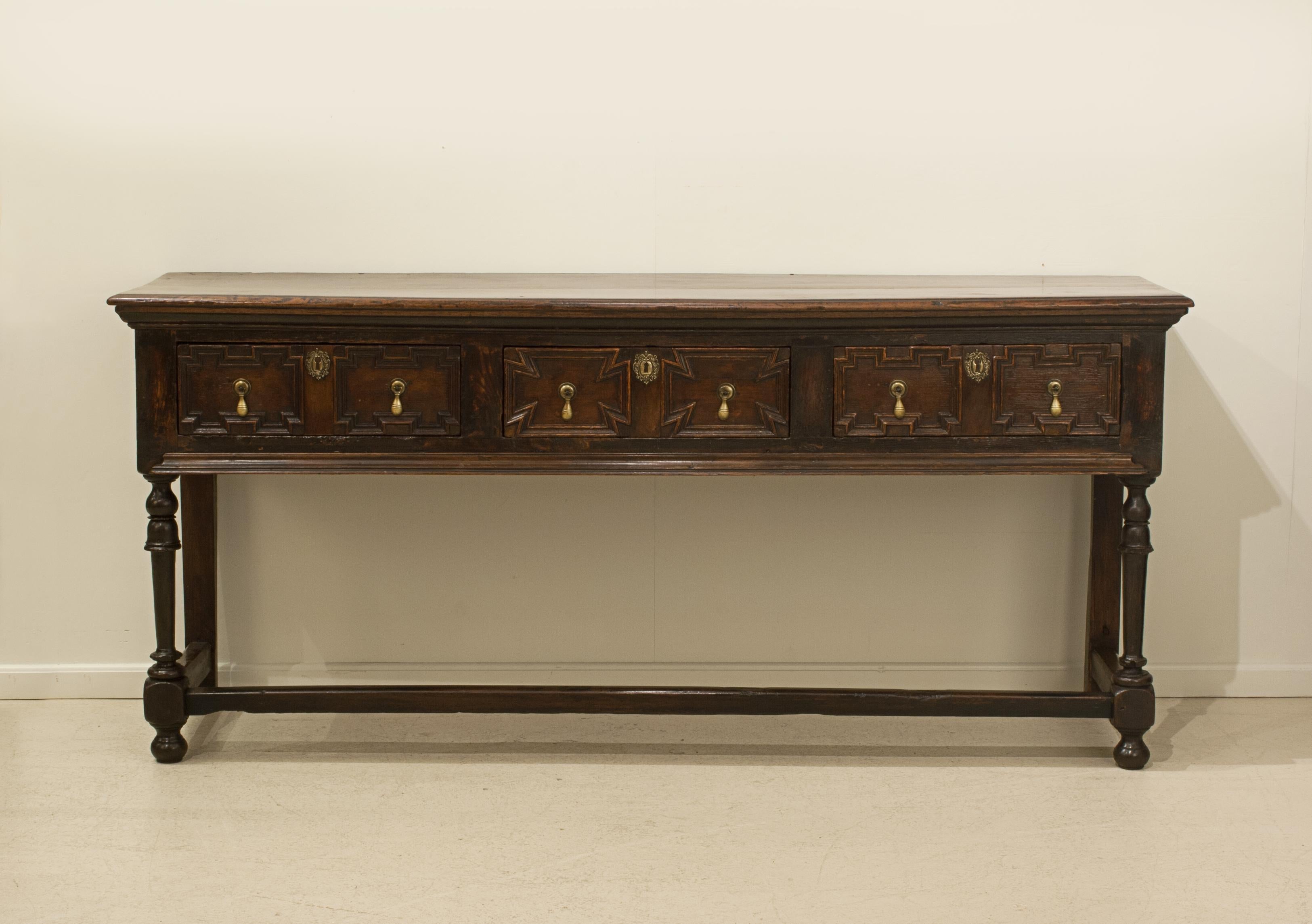 Base del comò in Oak del XVIII secolo.
Una base per comò o credenza in Oak, con il piano in buone condizioni di colore e patinatura. I tre cassetti sono dotati di maniglie a goccia in ottone. La credenza sollevata su  gambe anteriori ben tornite e