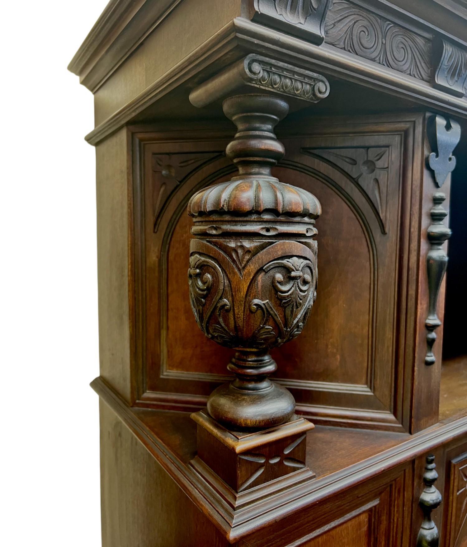 Américain Meuble haut de style Jacobean par Rockford Furniture Company en vente