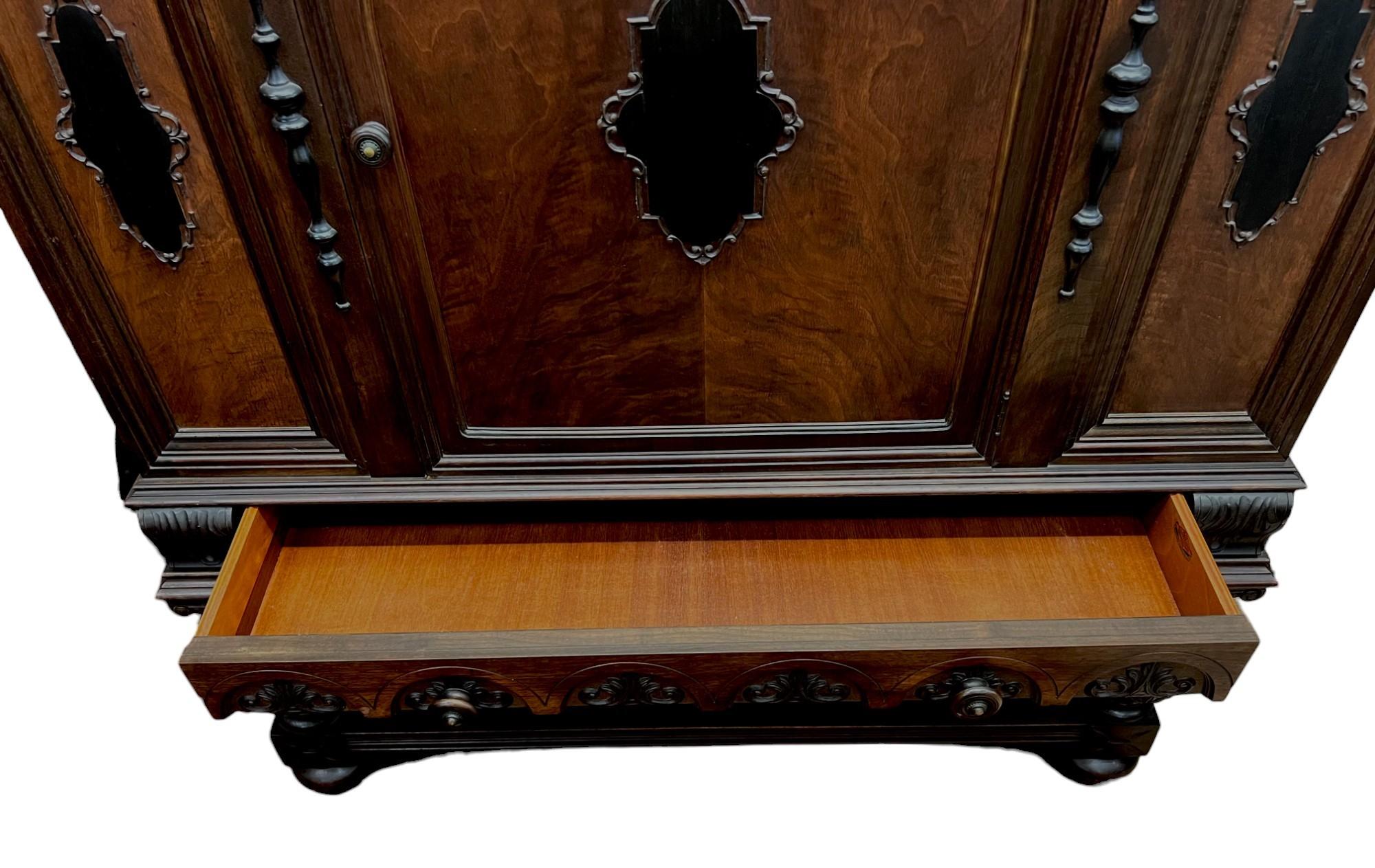 Meuble haut de style Jacobean par Rockford Furniture Company en vente 3