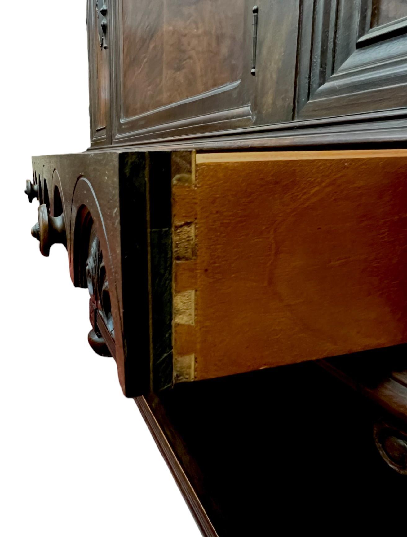 Meuble haut de style Jacobean par Rockford Furniture Company en vente 4