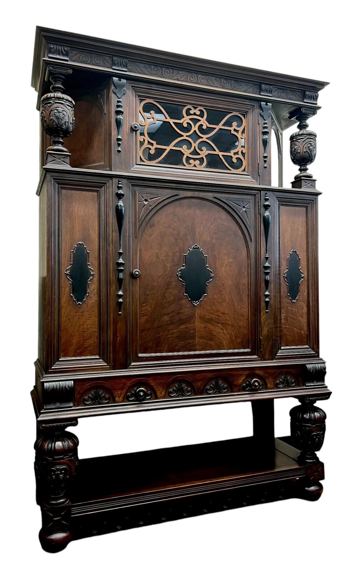 Jacobéen Meuble haut de style Jacobean par Rockford Furniture Company en vente