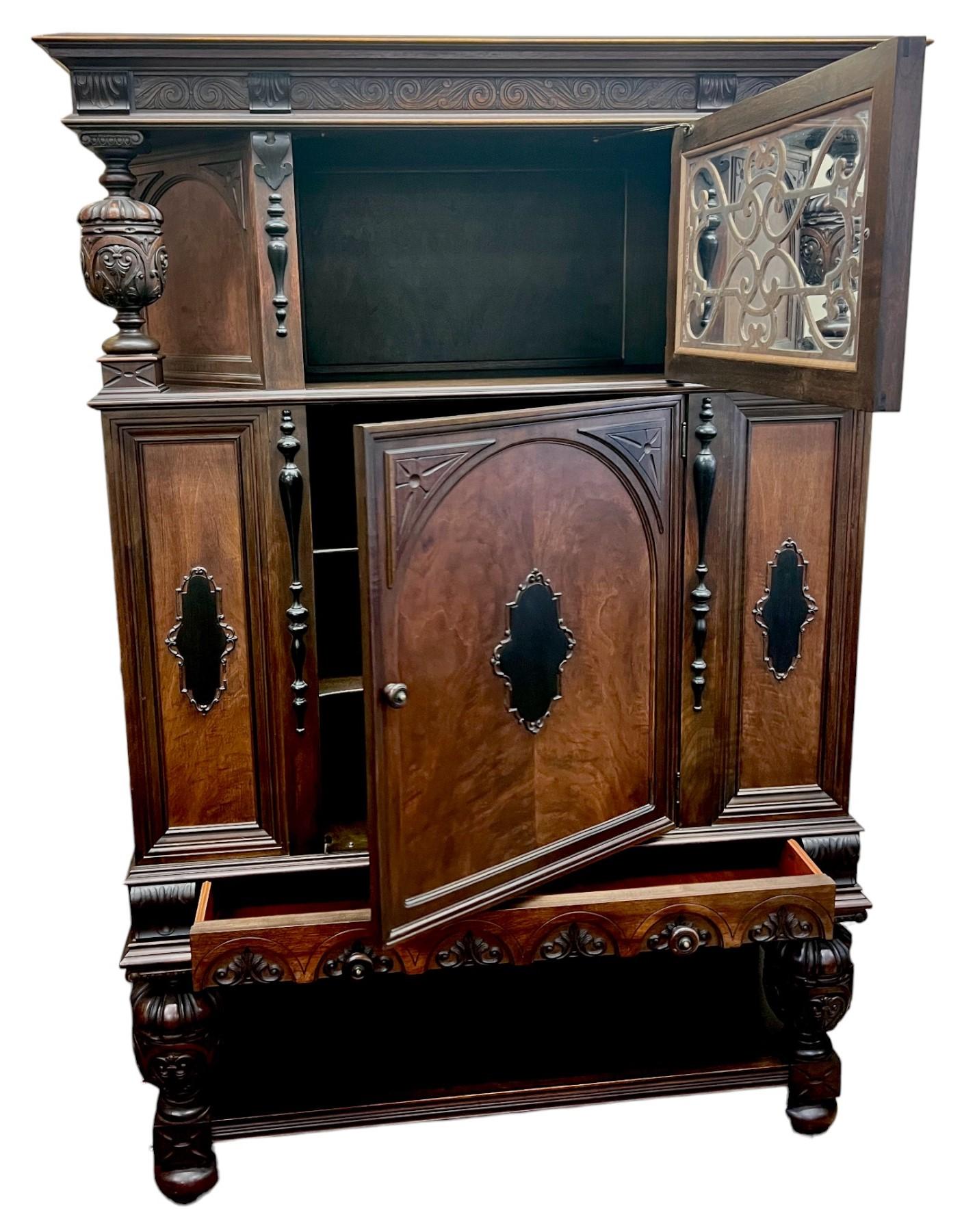 Meuble haut de style jacobéen fabriqué par la célèbre Rockford Furniture Company. Fondée en 1876 par des colons suédois, l'entreprise possède un riche héritage d'artisanat de qualité et de design intemporel.

Cette superbe table haute témoigne de