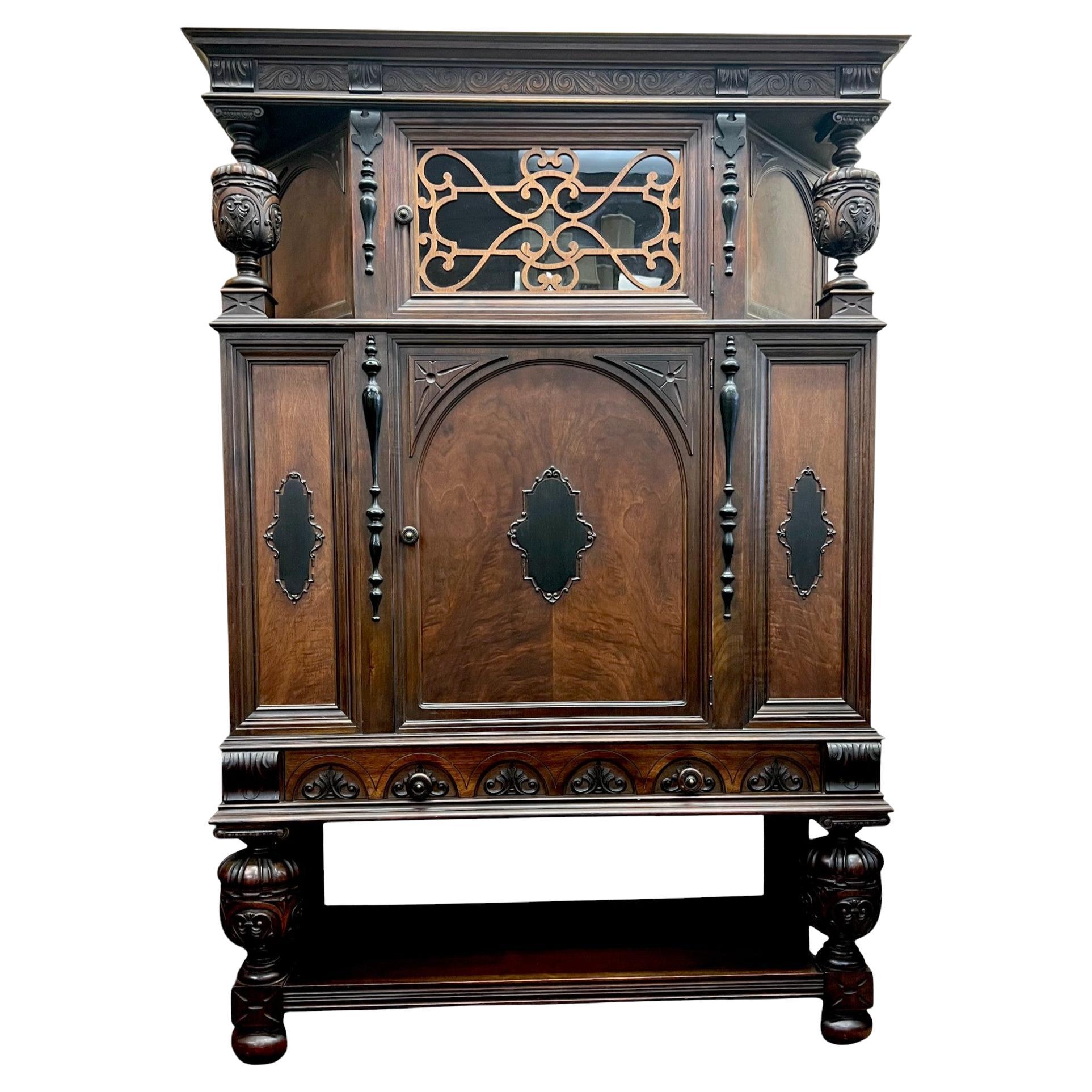 Meuble haut de style Jacobean par Rockford Furniture Company en vente