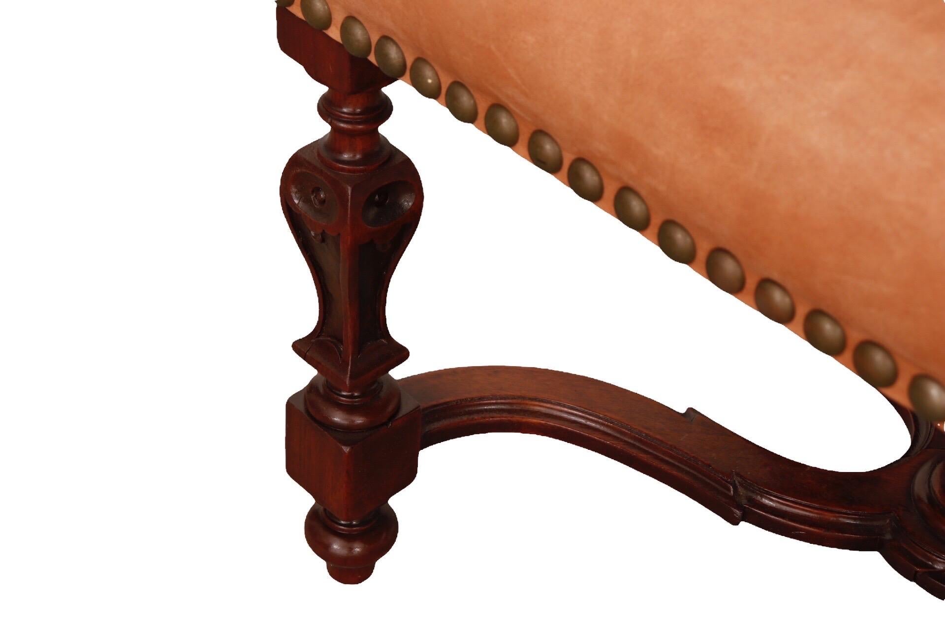 Sillón de Caoba y Cuero de Estilo Jacobeo en venta 3