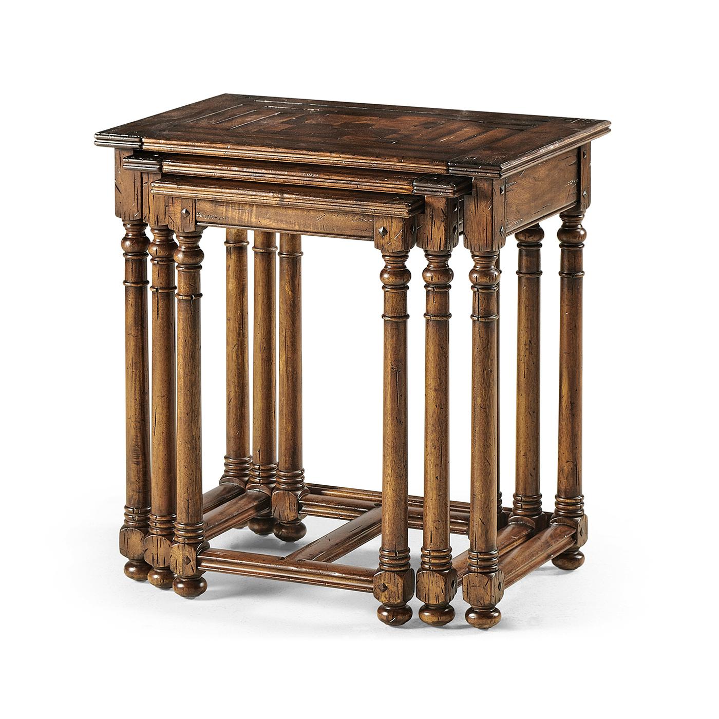 Jacobéen Tables gigognes de style Jacobean en vente