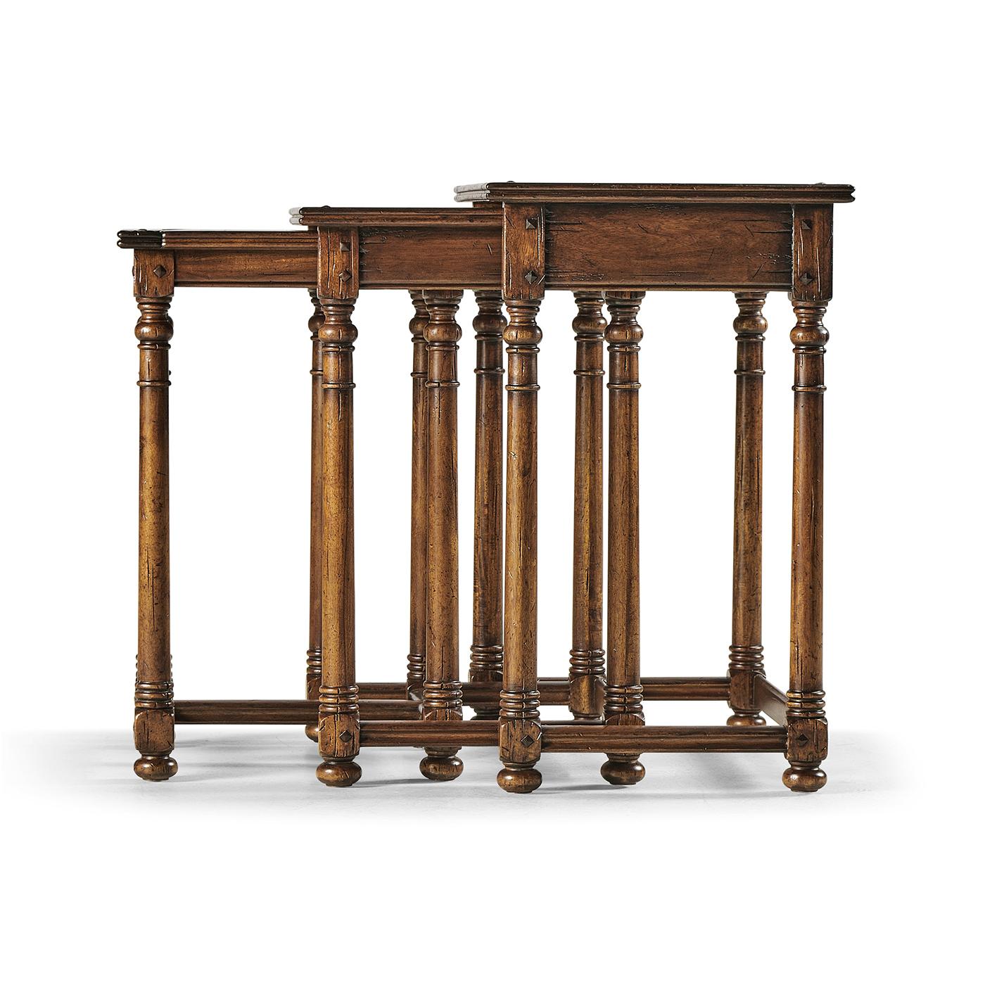 Vietnamien Tables gigognes de style Jacobean en vente
