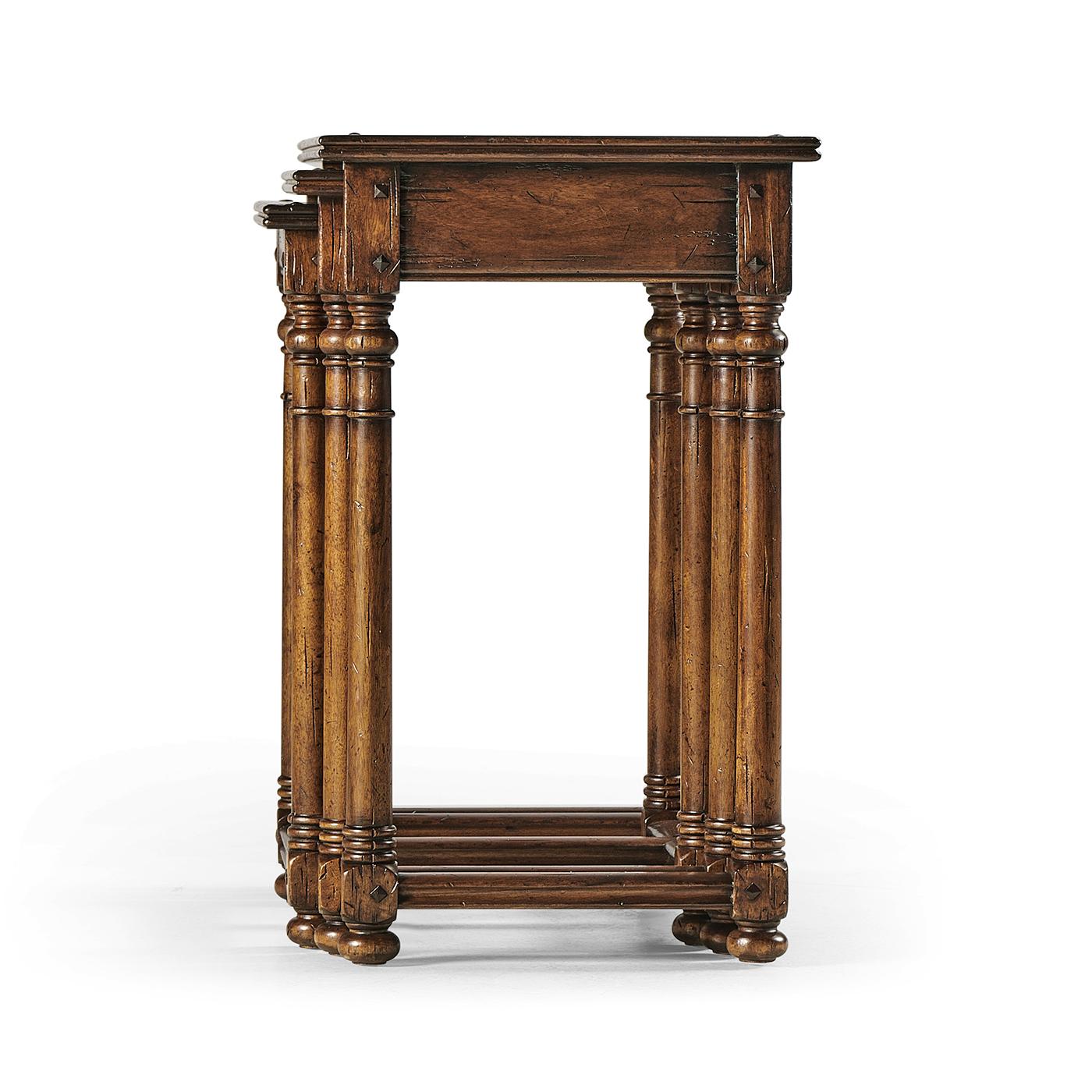 Bois Tables gigognes de style Jacobean en vente
