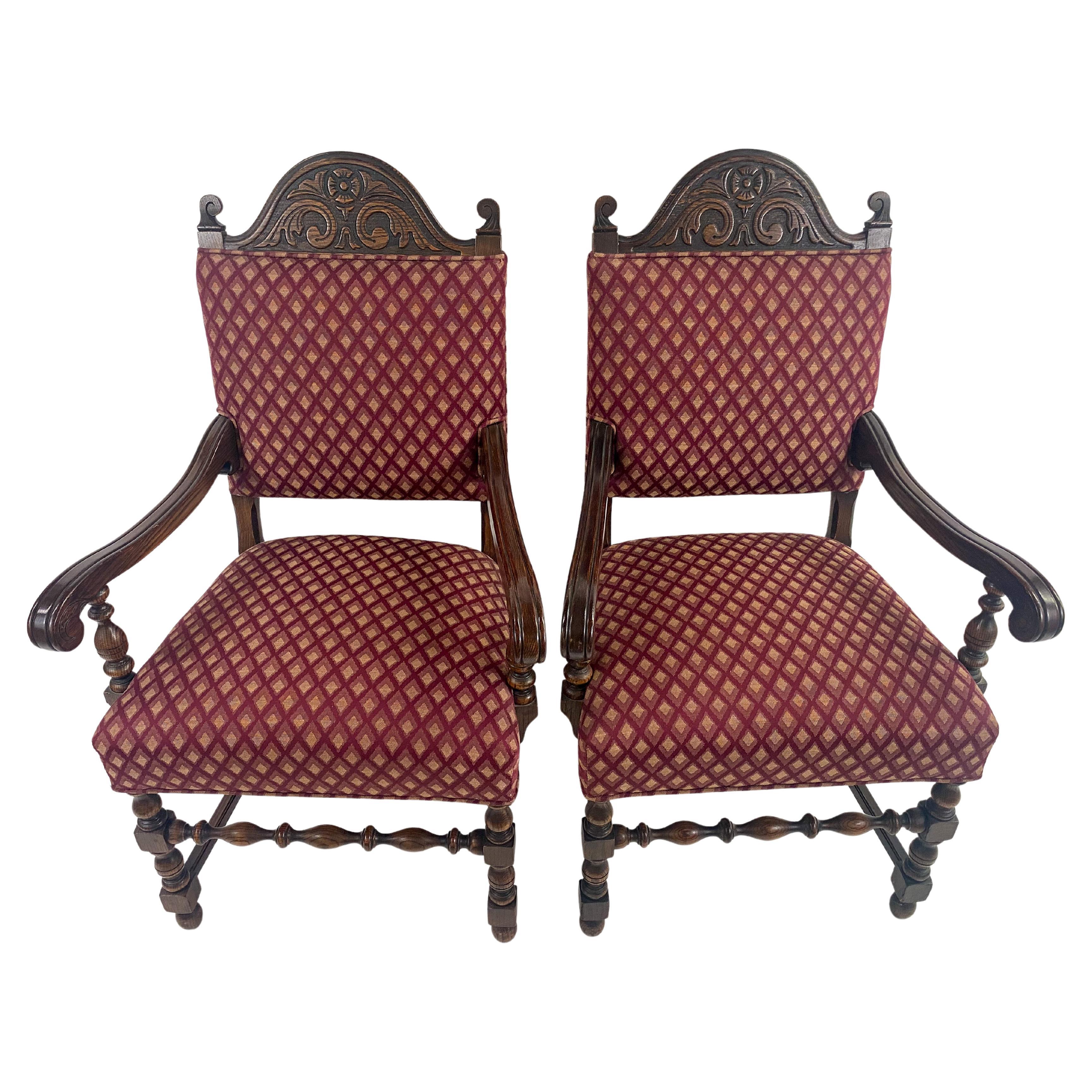 Paire de fauteuils de bergère ou fauteuils en chêne sculpté de style jacobéen avec tapisserie rouge 