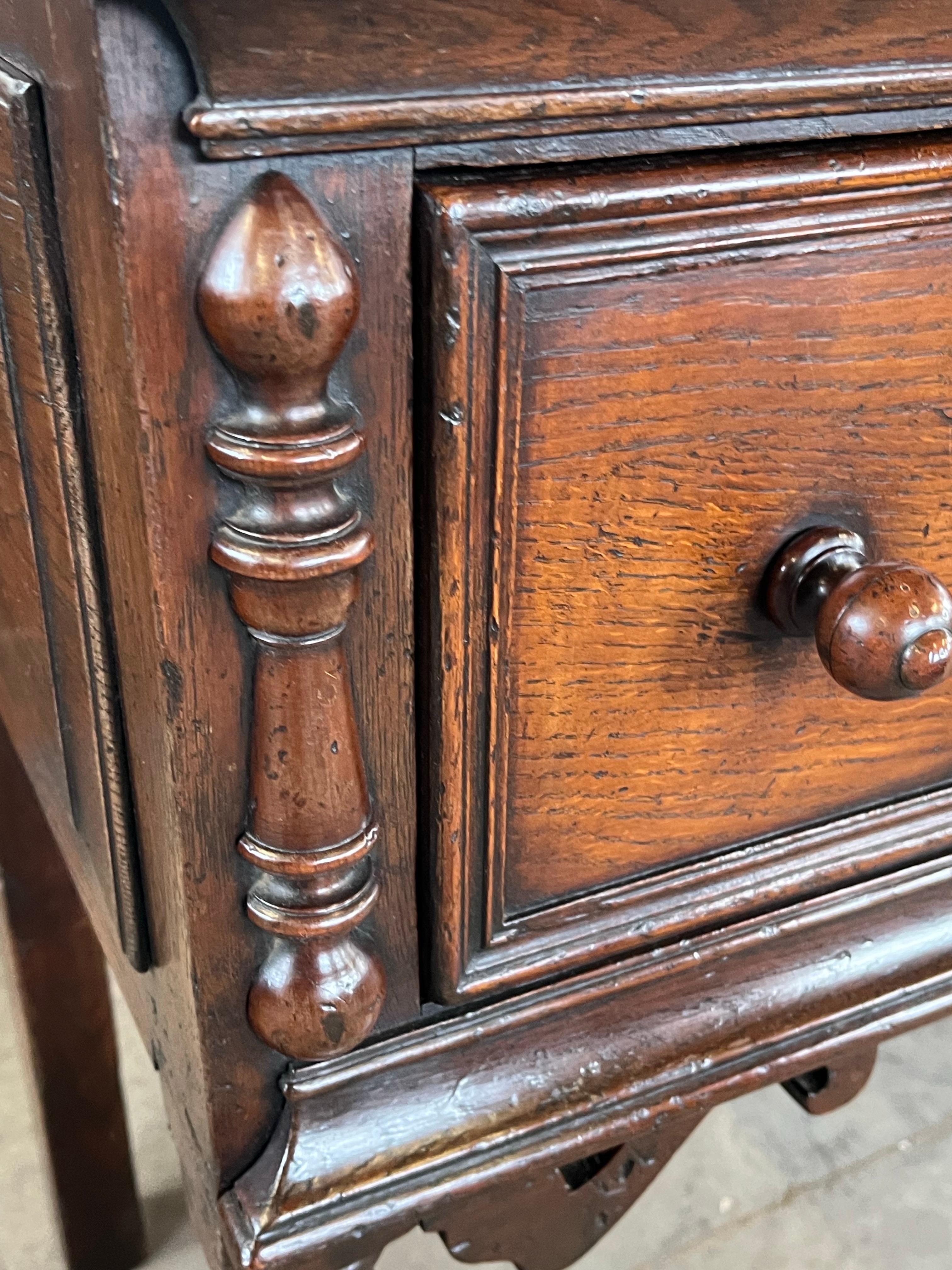 Jacobean Style Oak Dresser Base / Console Table In Good Condition For Sale In Viterbo, VT