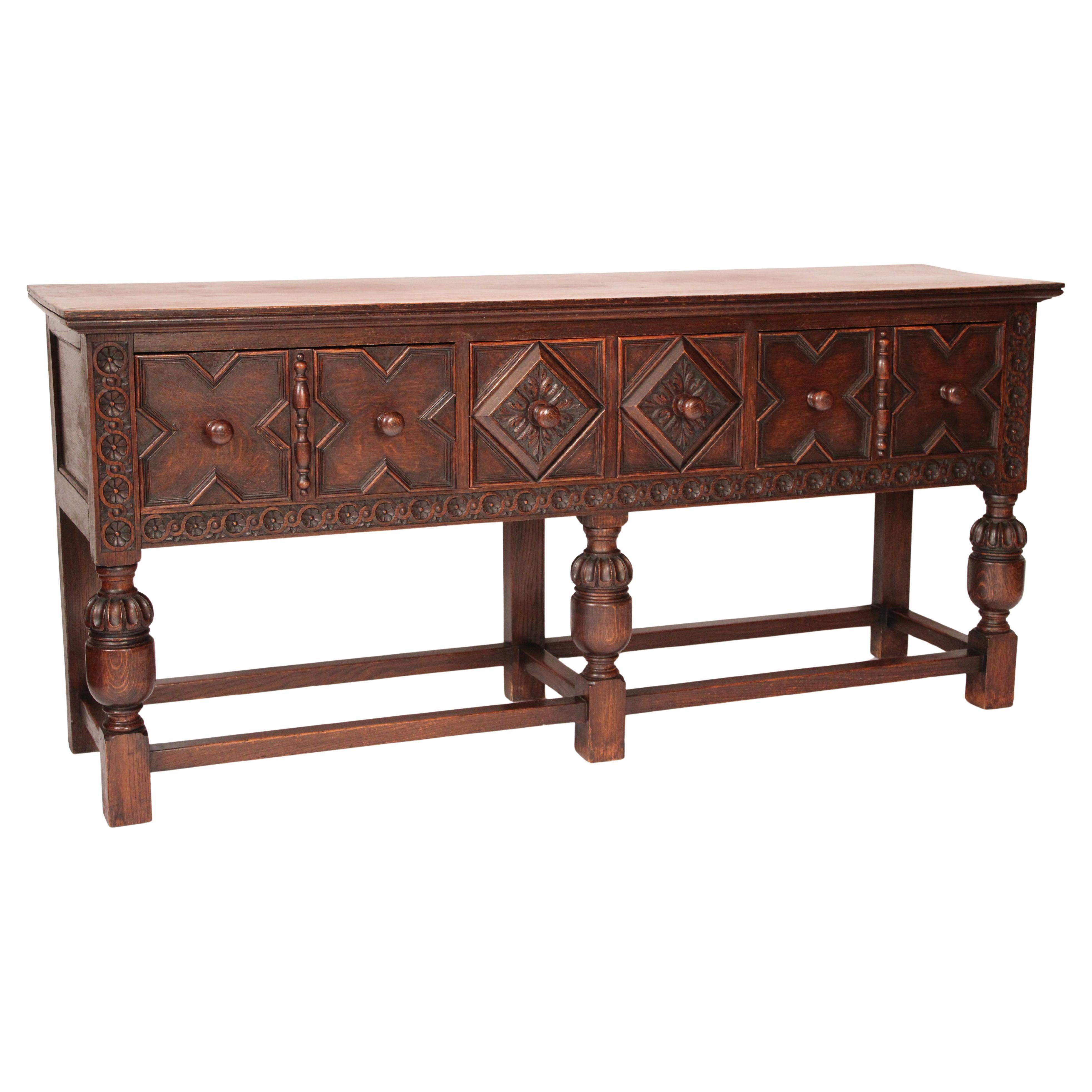 Buffet en chêne de style jacobéen en vente