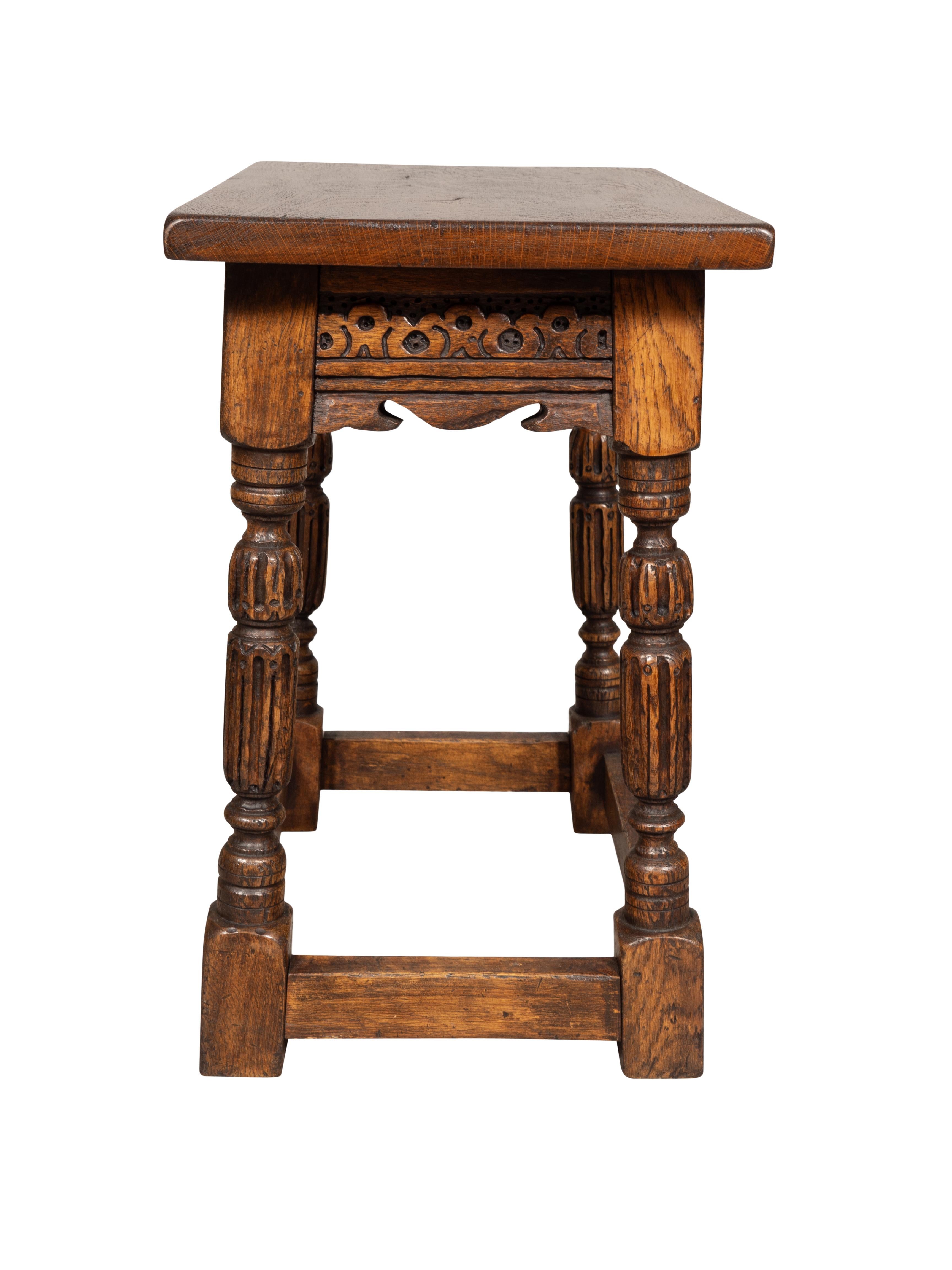 Hocker Jacobean Style Oak (Englisch) im Angebot