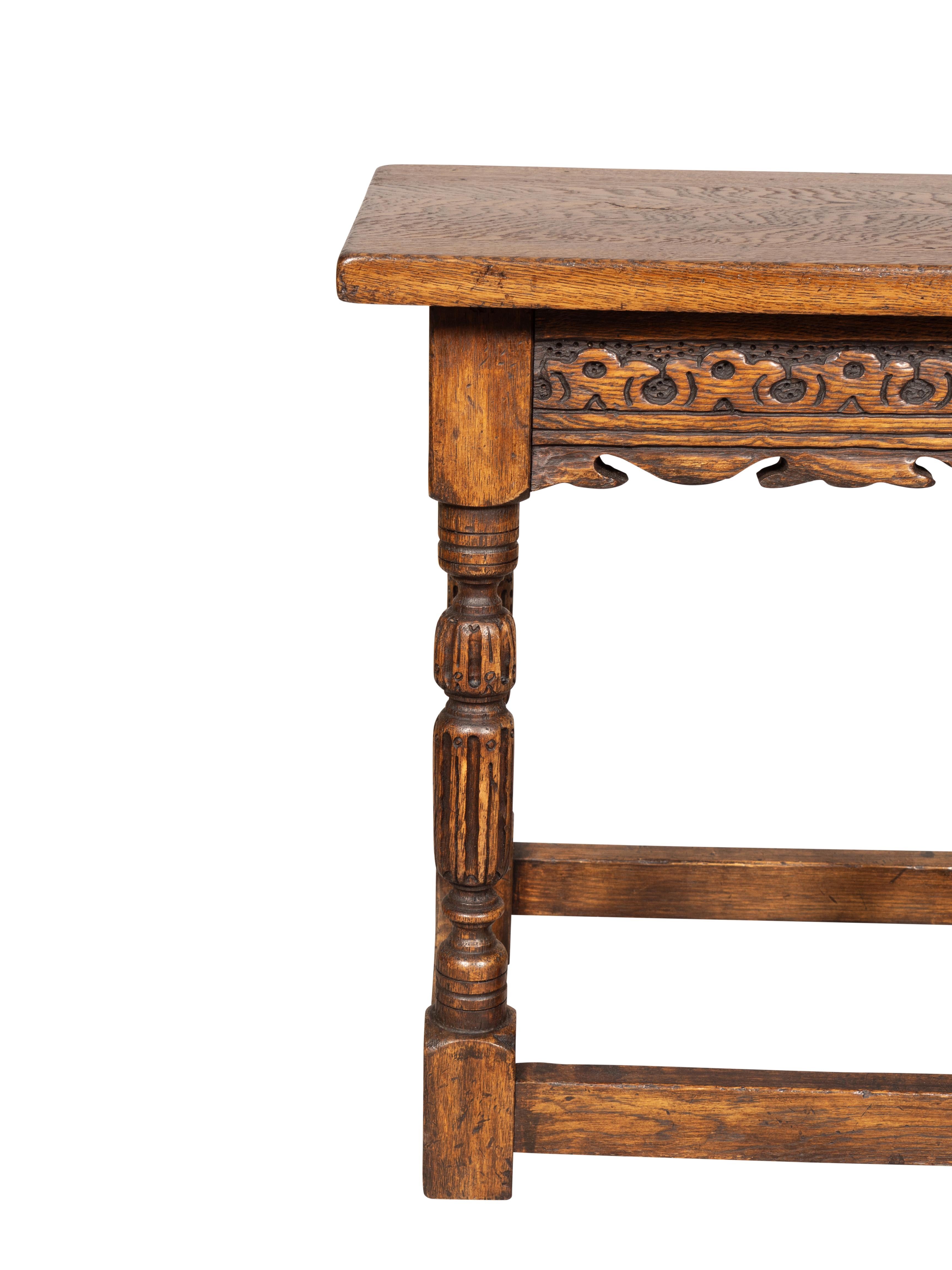 Hocker Jacobean Style Oak (Eichenholz) im Angebot