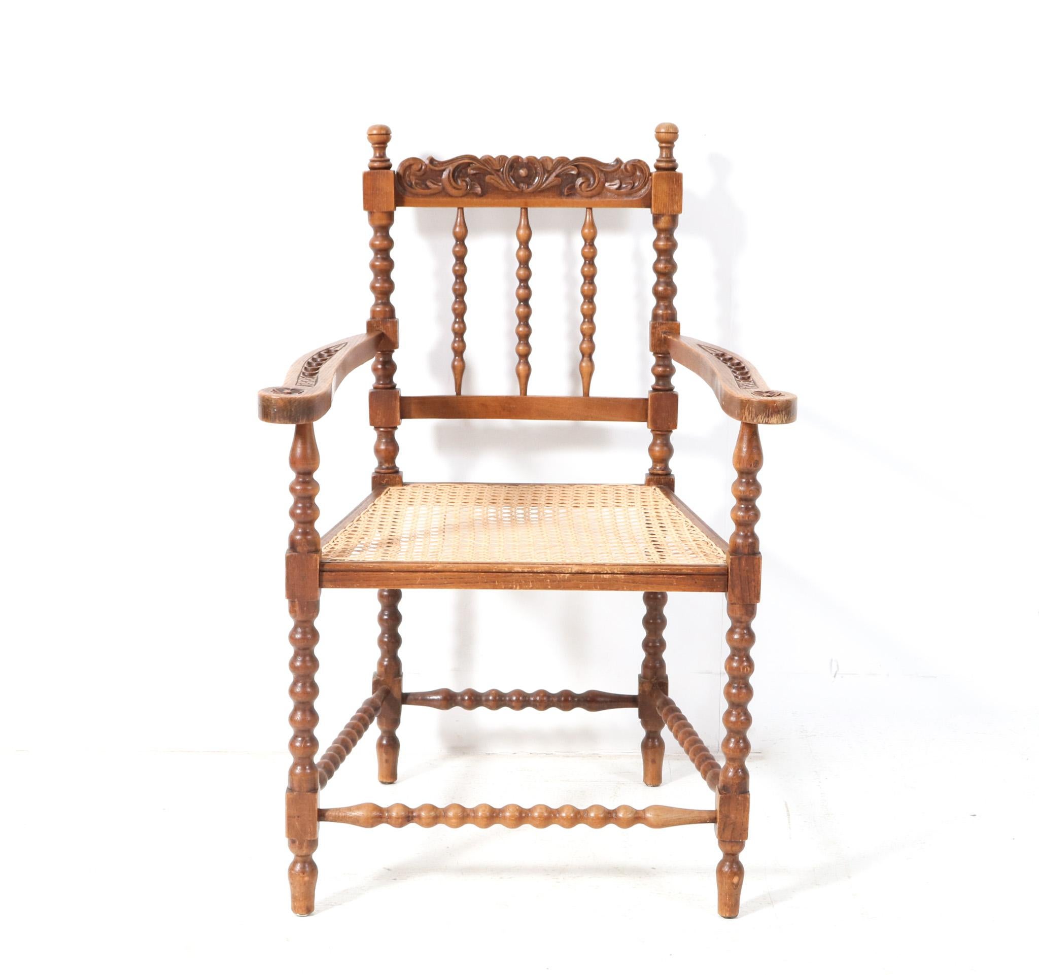 Superbe et rare fauteuil à fuseaux de style jacobéen.
Un design néerlandais saisissant des années 1900.
Cadre en hêtre massif teinté, fabriqué à la main, avec dossier, pieds et supports tournés au fuseau.
Avec siège en rotin rembourré.
Ce magnifique