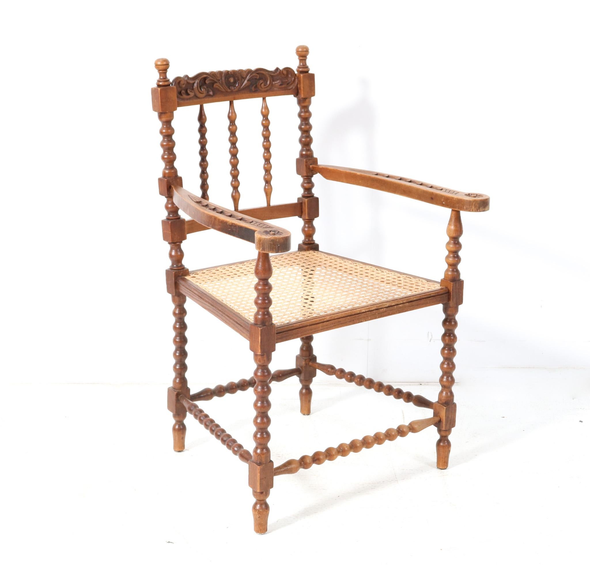 Néerlandais Fauteuil à bobines en hêtre teinté de style Jacobean, années 1900 en vente