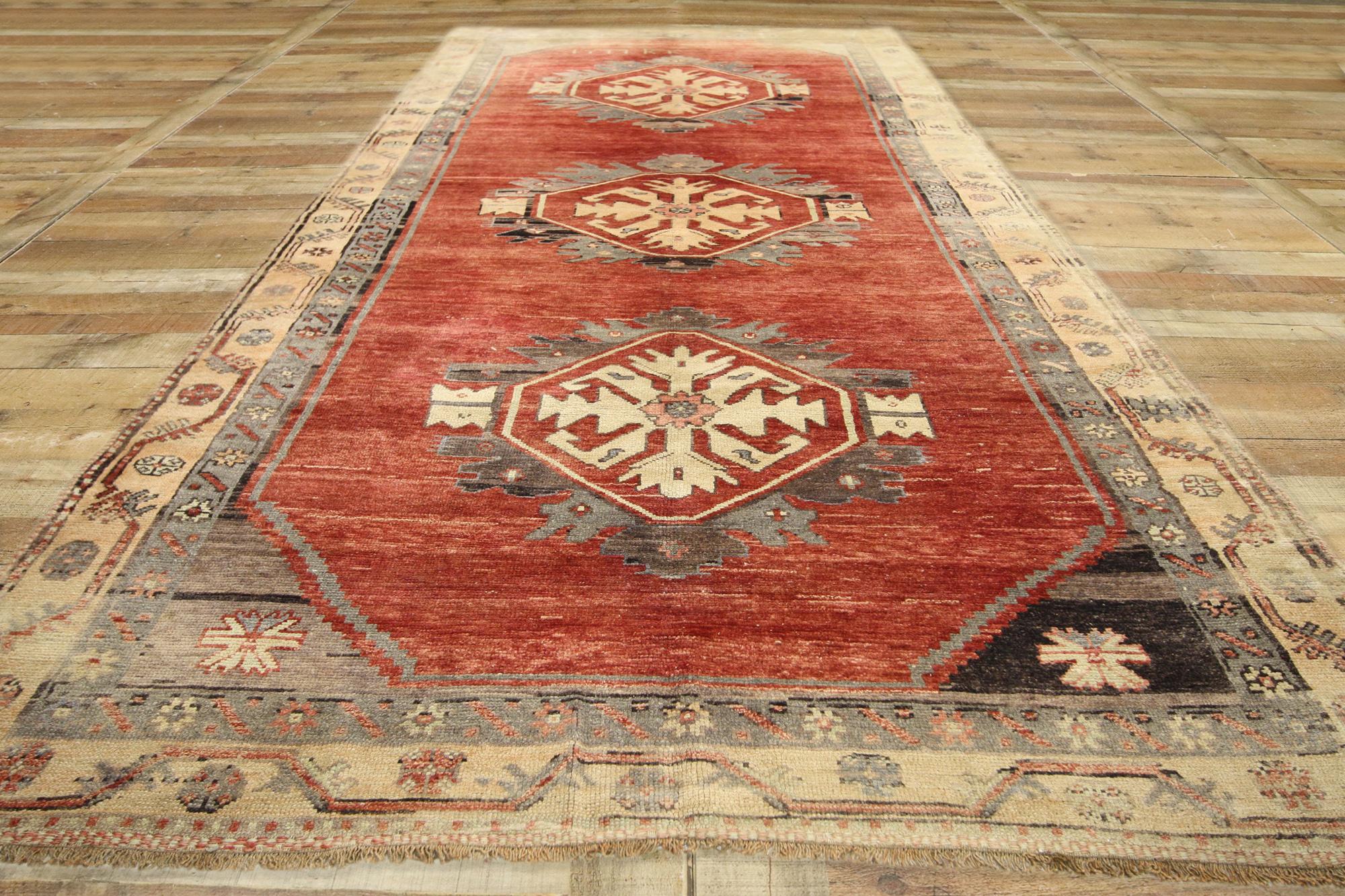 1970's Turkish Oushak Rug with Traditional Style For Sale 2