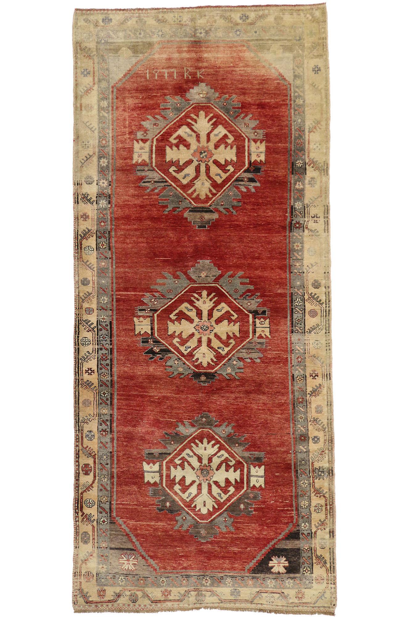 1970's Turkish Oushak Rug with Traditional Style For Sale 4