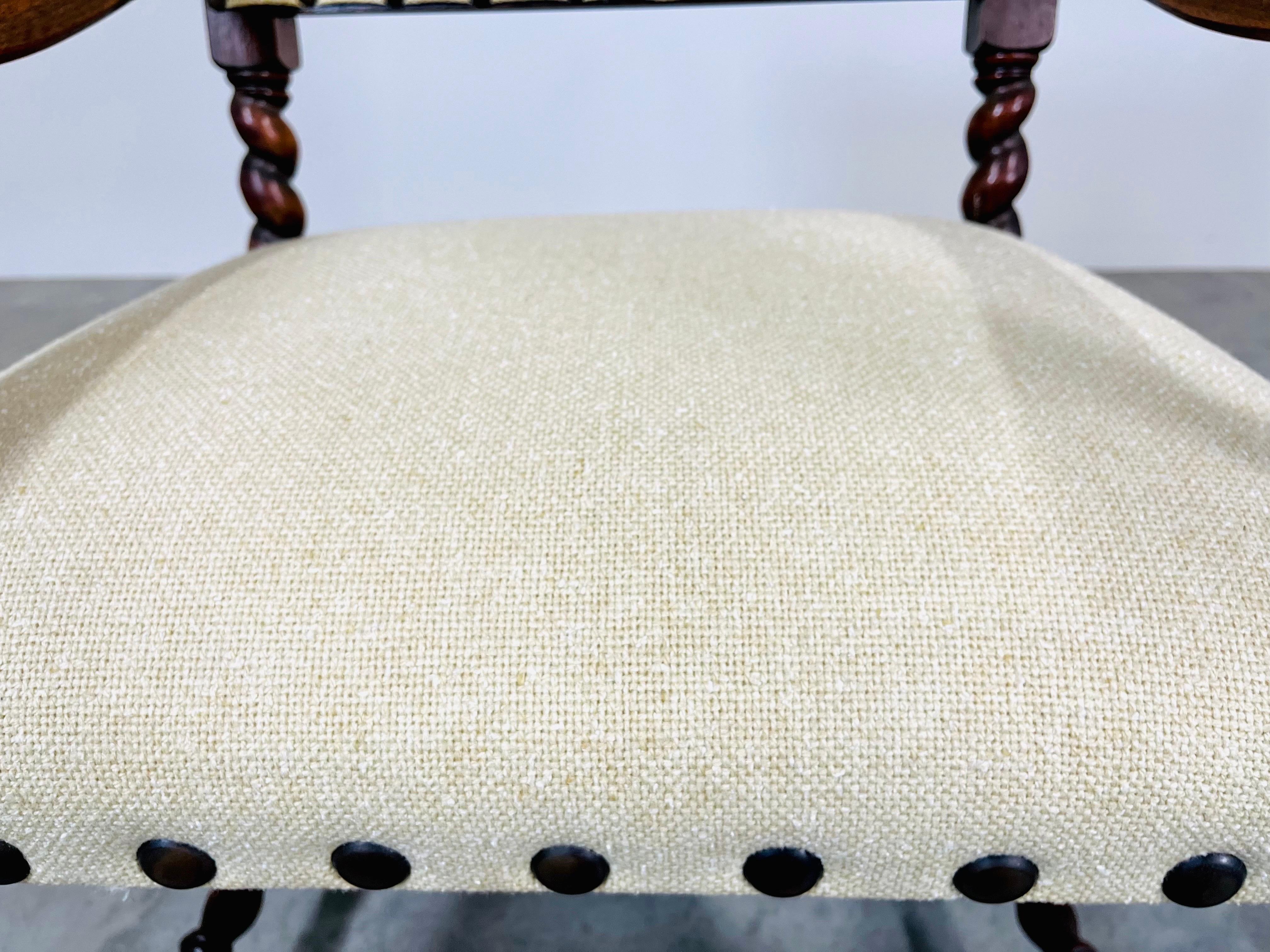 Sedia a bracci in noce Jacobean Walnut di Kittinger del XIX secolo in vendita 3