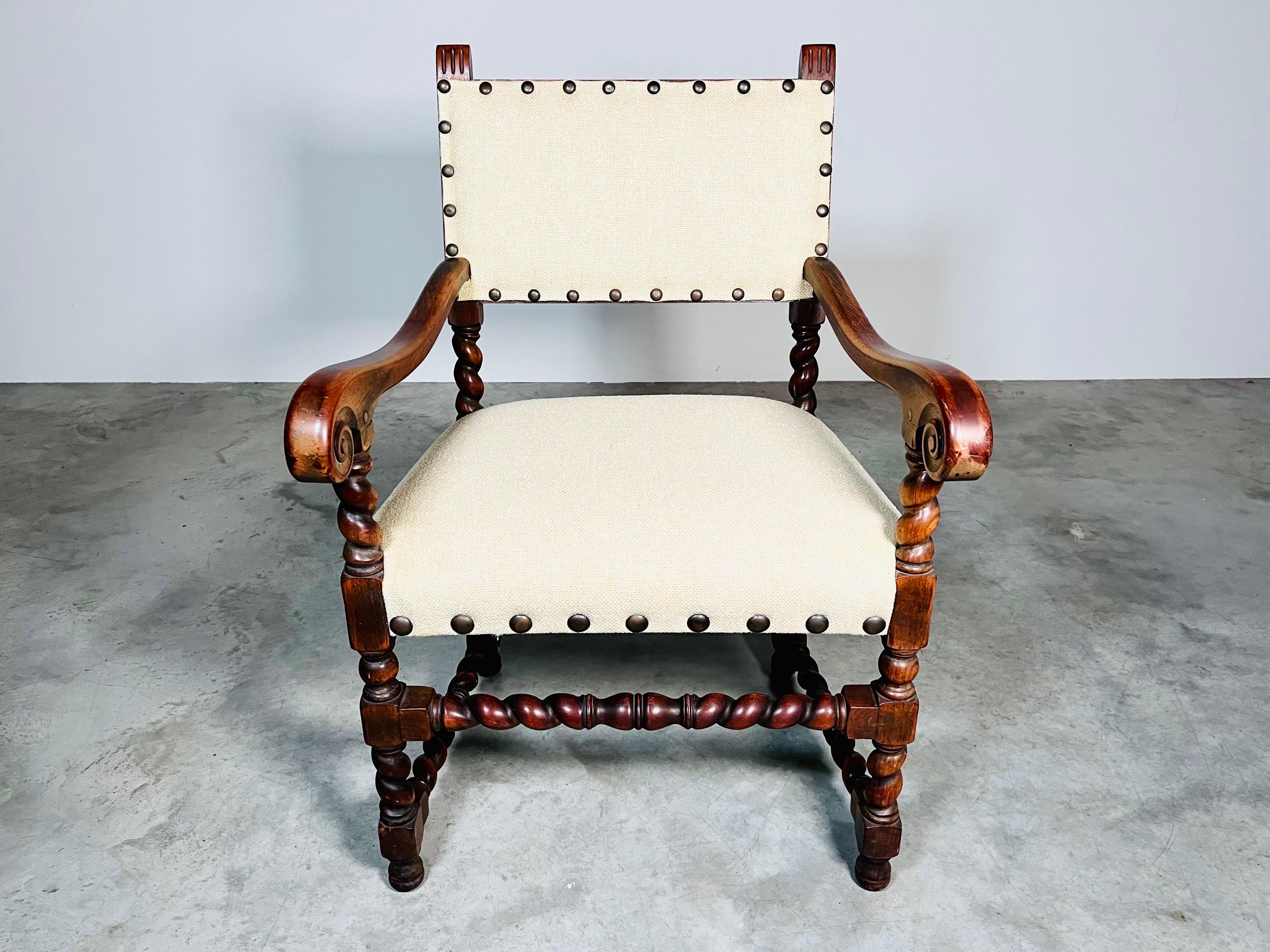 Giacobiano Sedia a bracci in noce Jacobean Walnut di Kittinger del XIX secolo in vendita