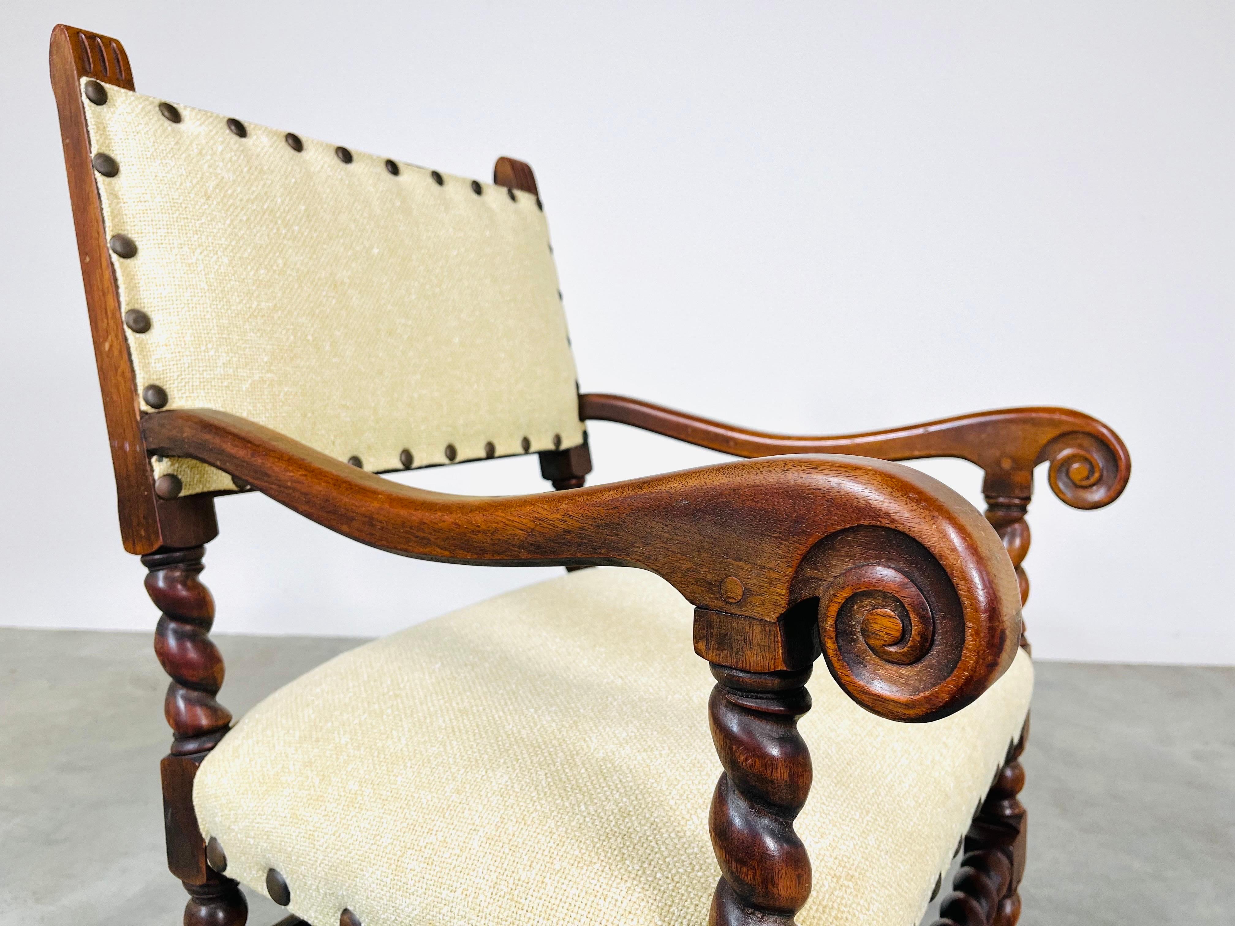 Jacobeanischer Barley-Twist-Sessel aus Nussbaumholz von Kittinger, 19. Jahrhundert  (amerikanisch) im Angebot