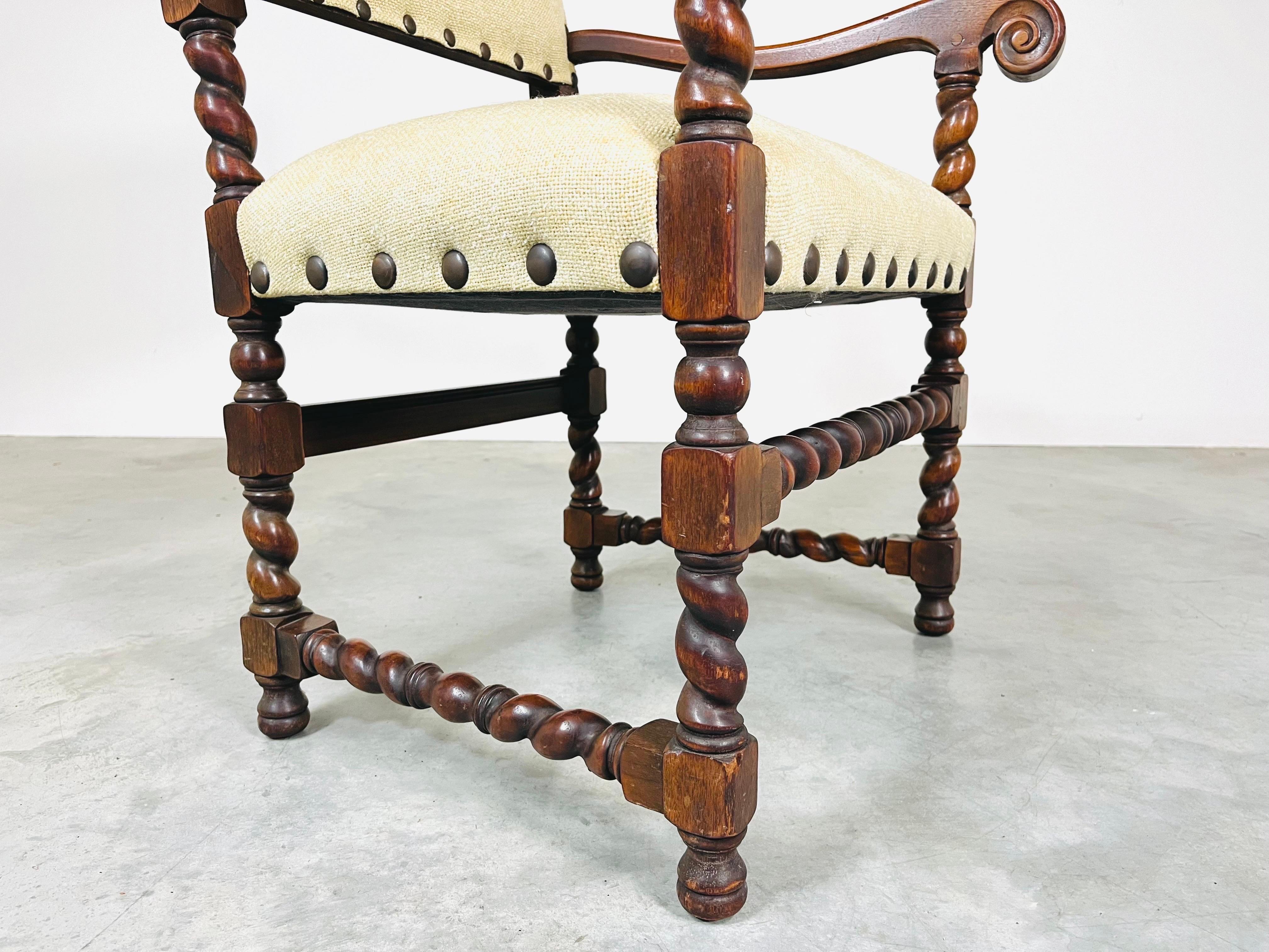 Jacobeanischer Barley-Twist-Sessel aus Nussbaumholz von Kittinger, 19. Jahrhundert  (Handgeschnitzt) im Angebot