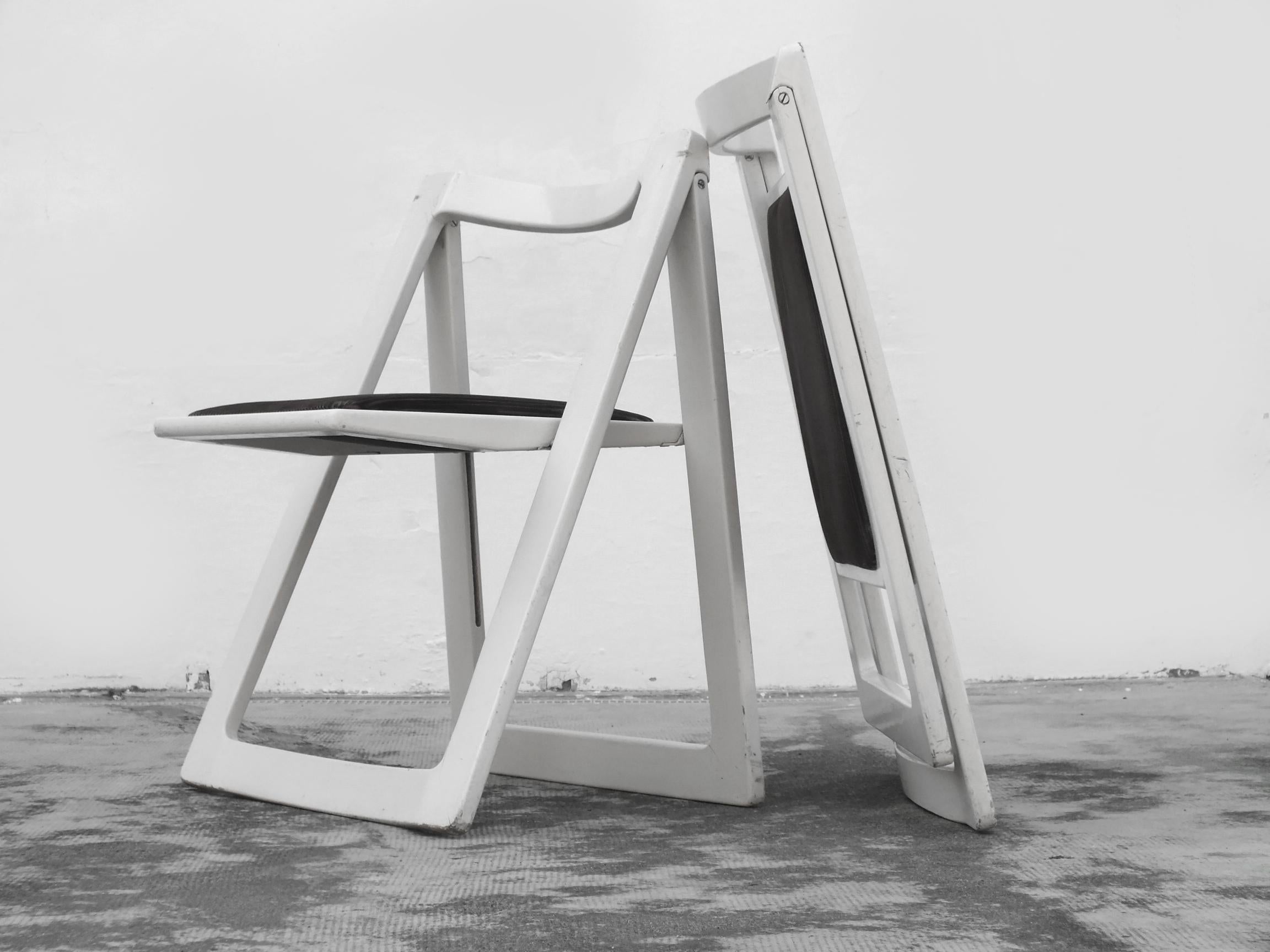 Jacober Aldo und D'Aniello Design Bazzani Itaky in Jahren '70 zwei Trieste Stühle seltene Version Holz mit Samt Sitz

sehr gute solide Struktur aber mit den warnish, die mehr Zeichen des Gebrauches haben, Samt gut