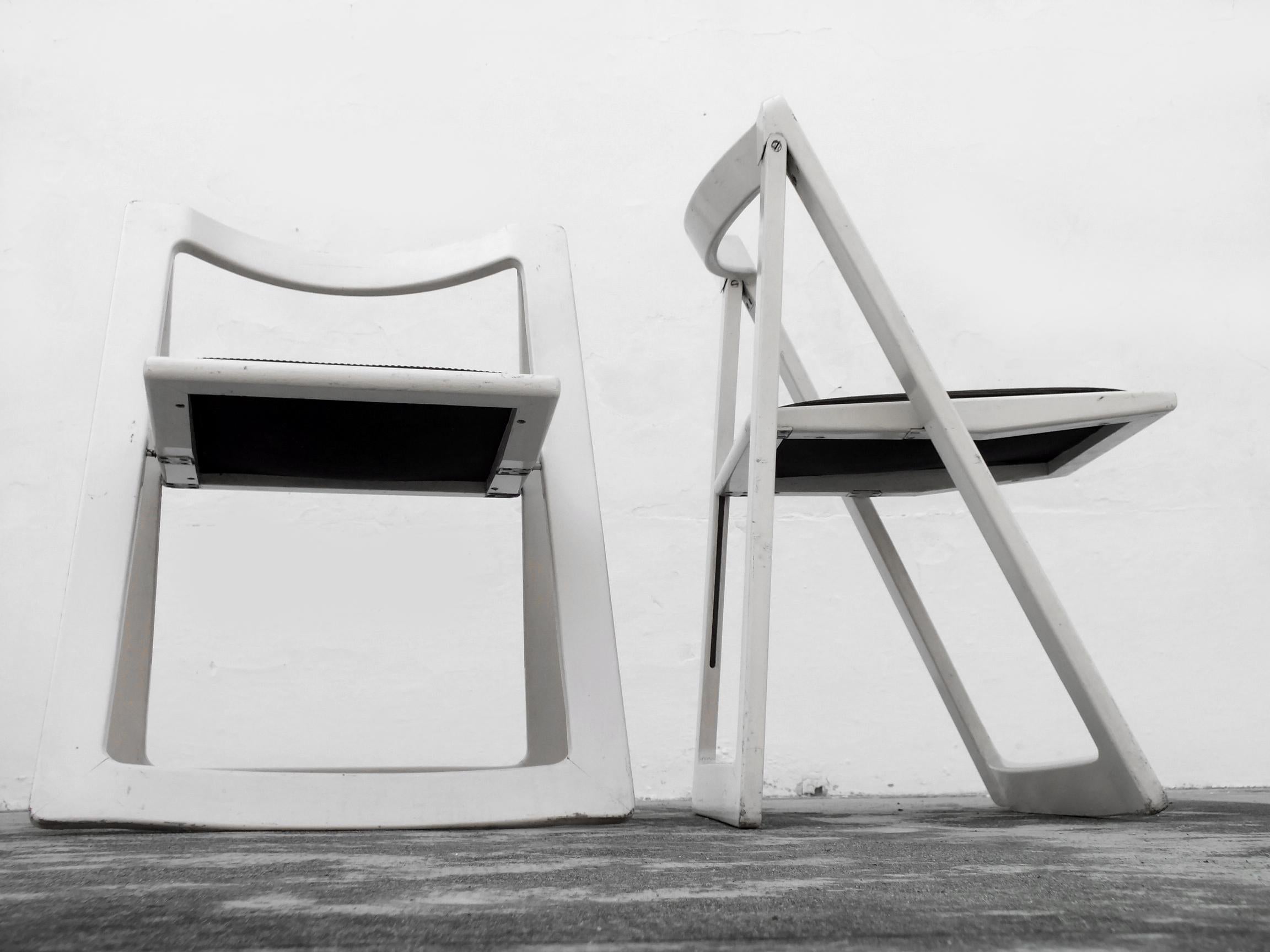 Jacober Aldo und D'Aniello entwerfen Bazzani Itaky in den Jahren '70 zwei Stühle aus Triest (Moderne der Mitte des Jahrhunderts) im Angebot