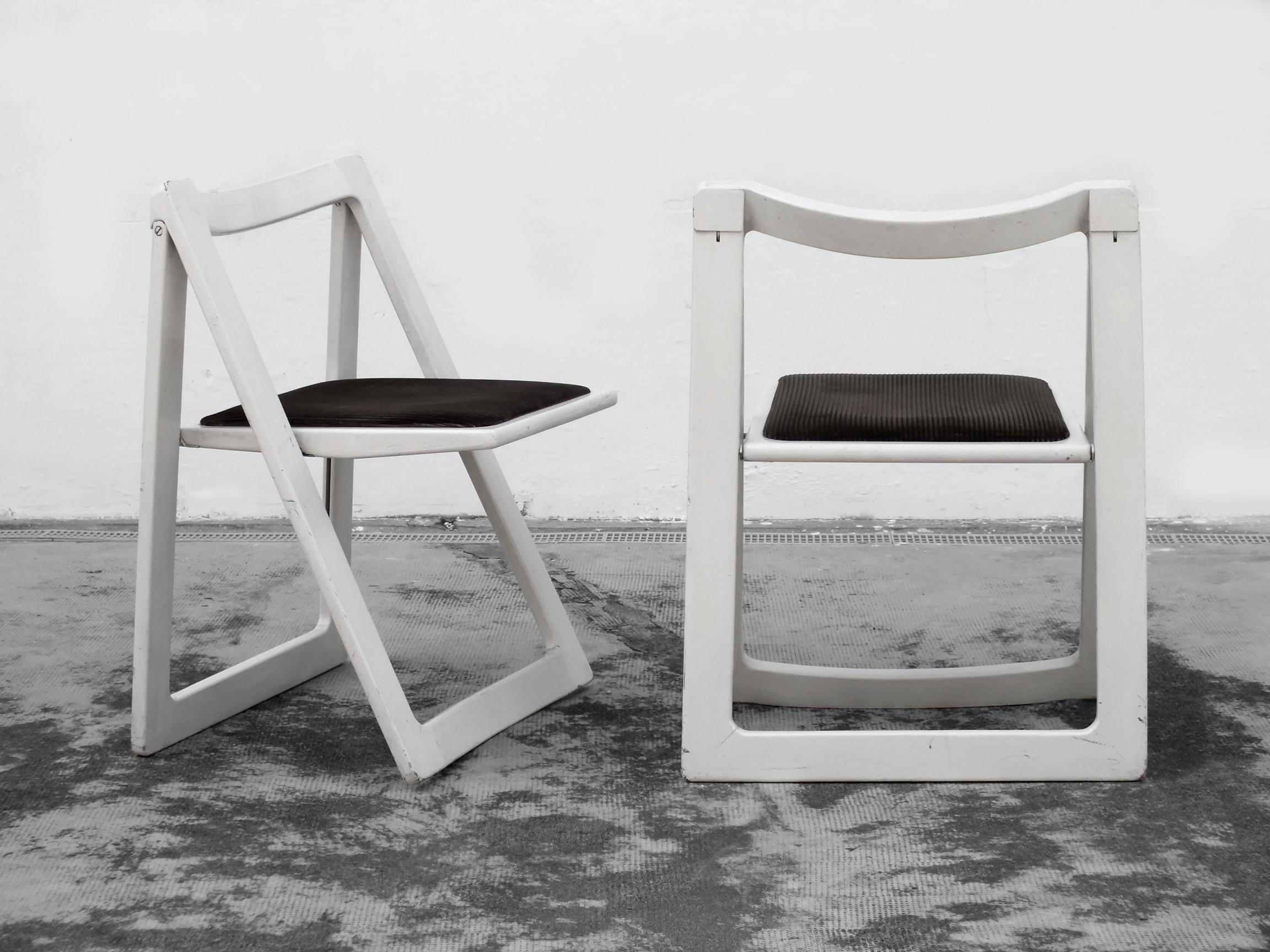 Jacober Aldo und D'Aniello entwerfen Bazzani Itaky in den Jahren '70 zwei Stühle aus Triest (Ende des 20. Jahrhunderts) im Angebot