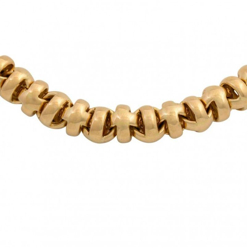 Poliert, GG/WG 18k, 98,8 g, L: ca. 42 cm, B: ca. 9 mm, Ende 20. Jahrhundert, minimale Spuren, Verschluss mit Sicherheitsclip.

 Phantasie-Armband, poliert, 18k YG/WG, 98,8 G, L: ca. 42 cm, B: ca. 9 mm, Ende 20. Jahrhundert, minimale Gebrauchsspuren,