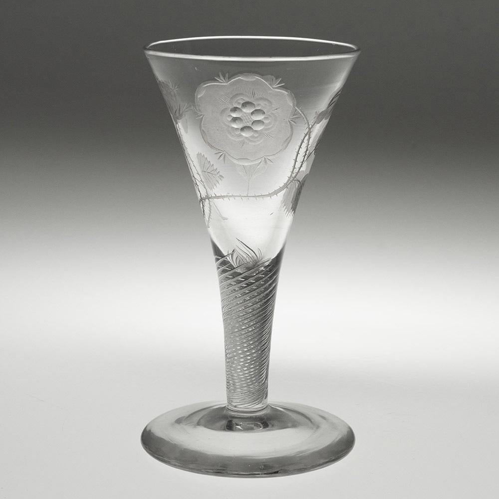 Titolo : Un bicchiere da vino inciso a due gemme giacobita
Data: 1750-1780 ca.
Periodo : Giorgio II
Origine : Inghilterra
Colore : Limpido. buona tonalità scura
Ciotola : Imbuto
Stelo : Air twist. Stelo affusolato con buone linee di marratura
Piede