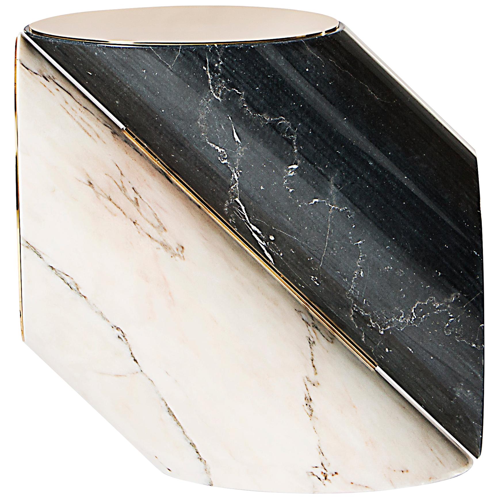 This eccentric side table is almost a geometric impossibility. Jacobsen honors a clean design approach, the same used by Arne himself. Black and white marble set a contrast that challenges the eye with its textures. The inside is visibly hollow and