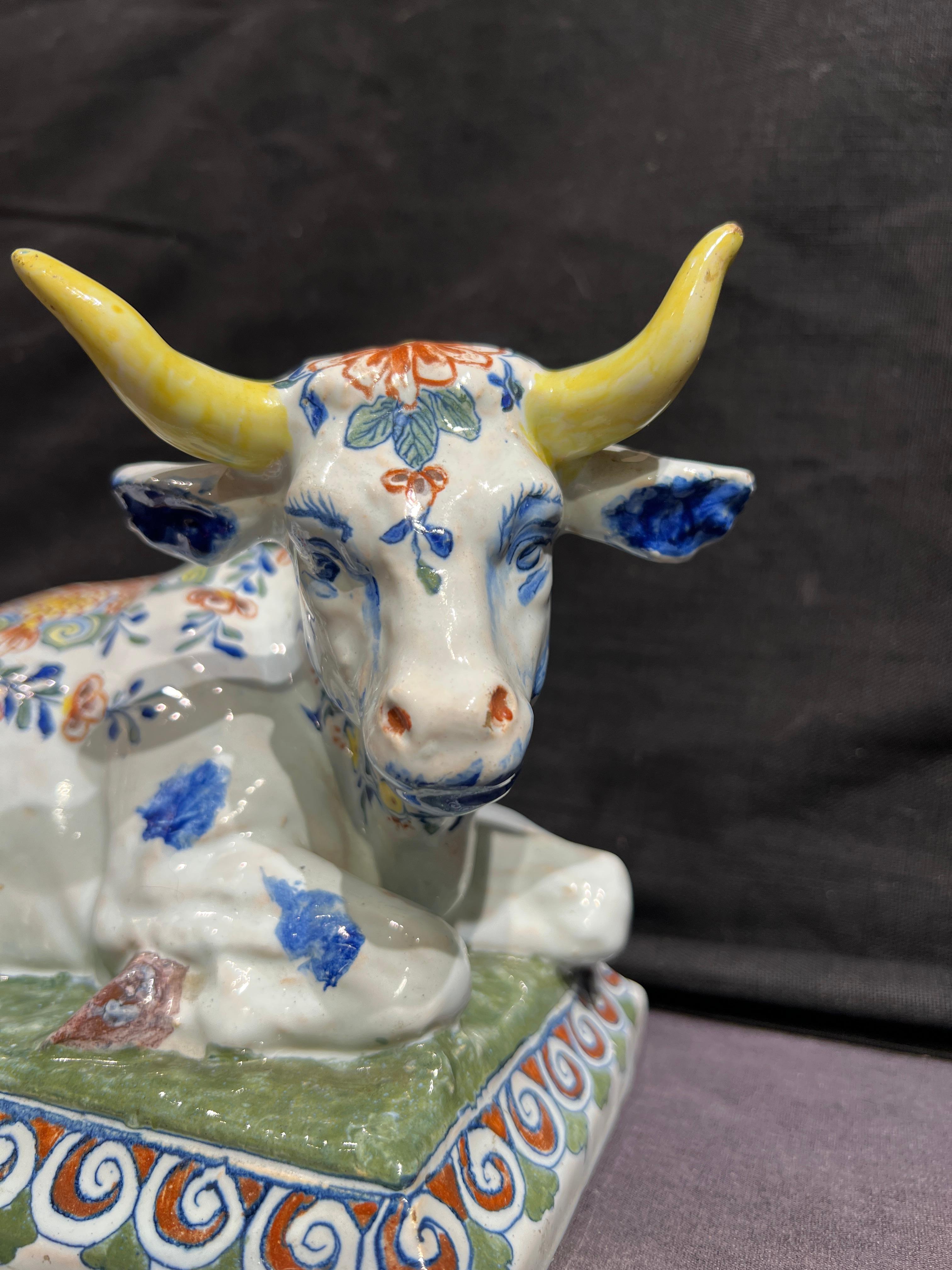 Toro reclinato - Figurative Sculpture Grigio di Jacobus Halder