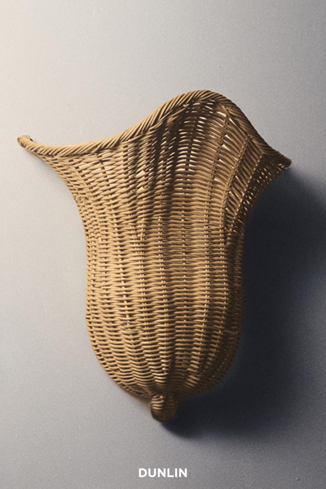 Diseñado por DUNLIN Australia.

Un elegante aplique de ratán de proporciones perfectas diseñado por Dunlin. De forma intemporal y ejecución impecable, son apliques ideales para enmarcar obras de arte, coronar una chimenea o recorrer un pasillo.