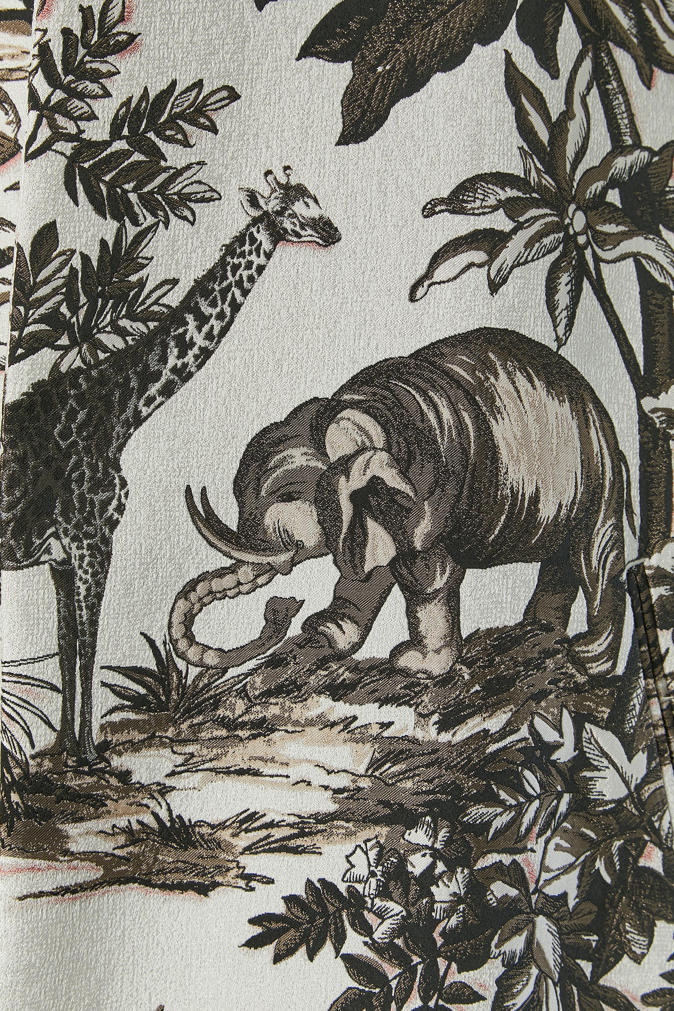 Cappotto jacquard con motivi animali e vegetali su . Composizione del tessuto principale: 47% poliestere, 35% acetato, 17% seta. Composizione della fodera: 100% cotone. 
Tasca su entrambi i lati. Maniche raglan. Nessuna chiusura frontale. 
TAGLIA 42