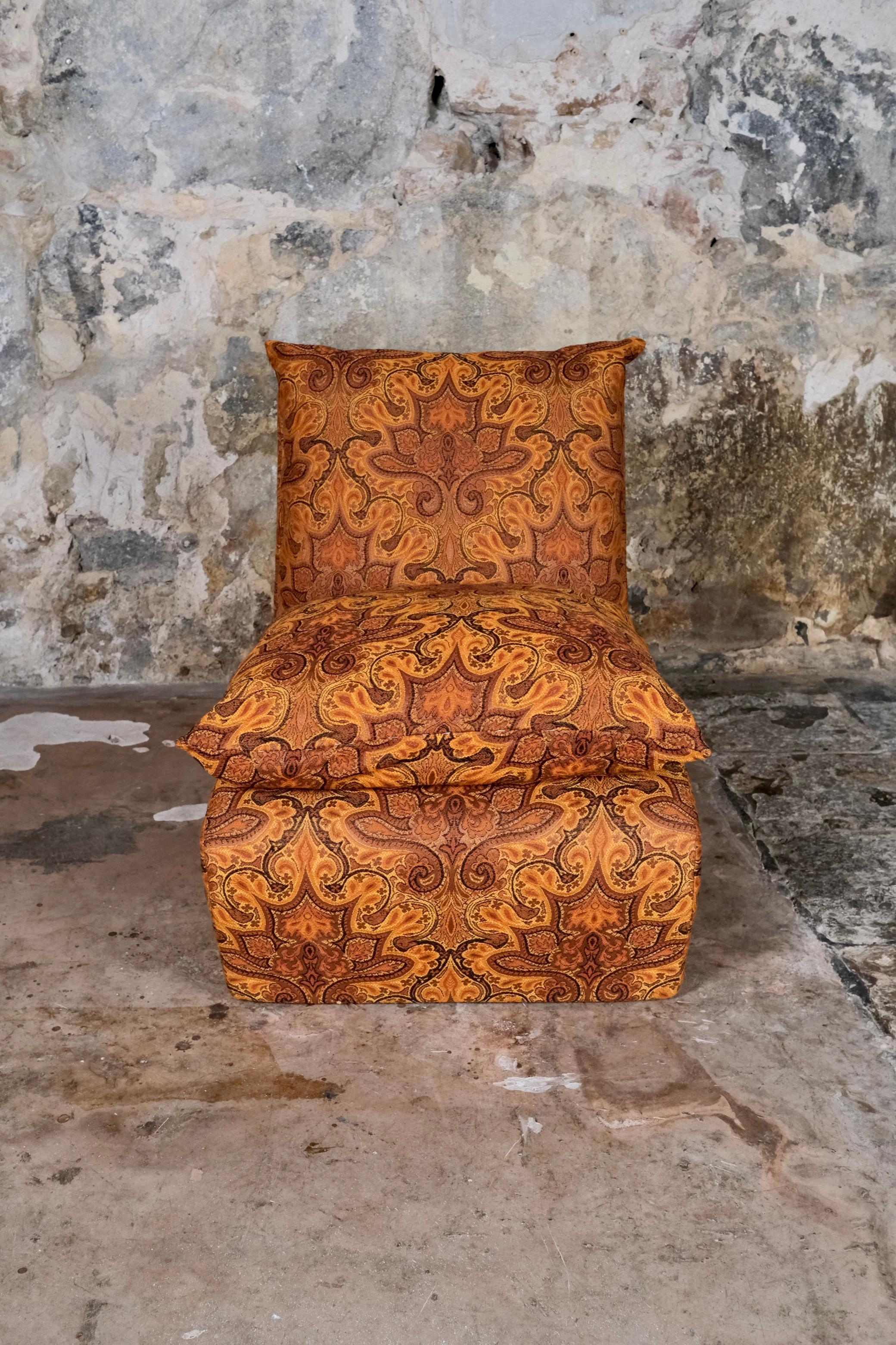 Beautiful armchair made by Burov, in France, in 1969.
Foam structure, with backrest and seat cushions, pretty jacquard fabric with paisley style pattern.
Very good condition.
4 units available.
Dimensions : L55 H70 P92cm