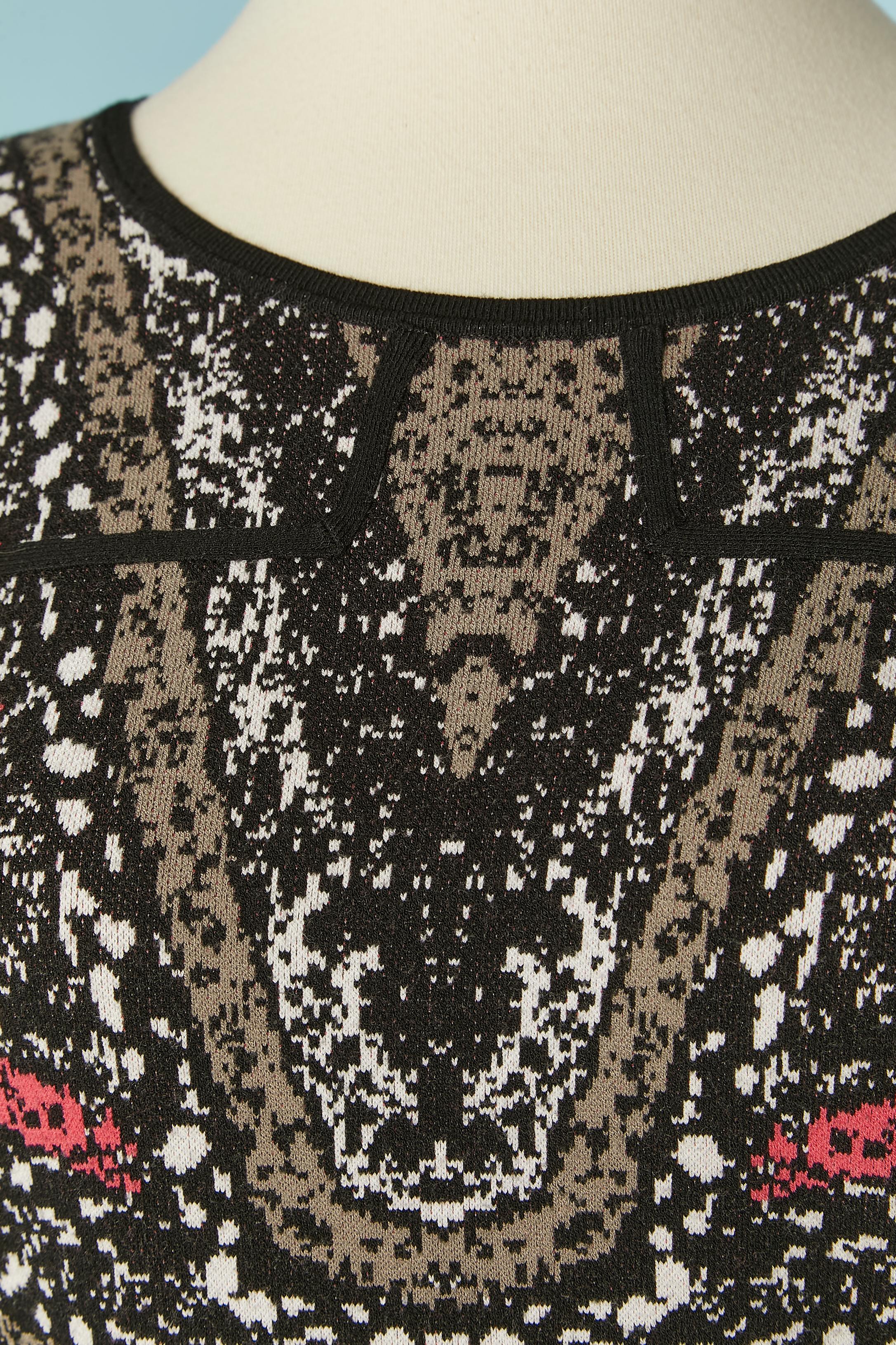 Jacquard-Strickkleid mit abstraktem Muster
SIZE S auf dem Etikett, passt aber auch M 