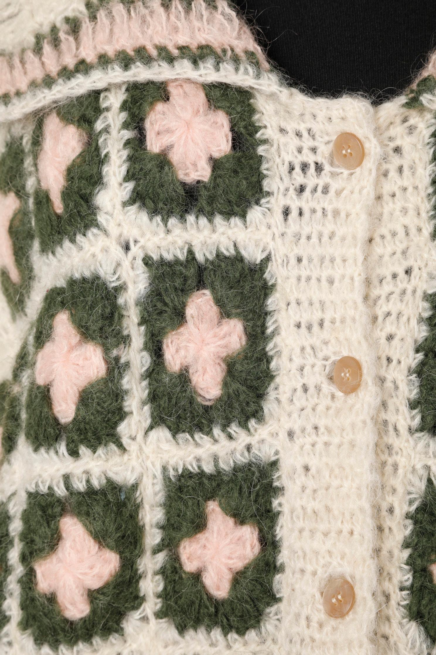 Jacquard-Strickjacke aus Mohair und Wolle.  Knopfverschluss in der vorderen Mitte.
50% Mohair, 45% Wolle, 5% Nylon
GRÖSSE L 