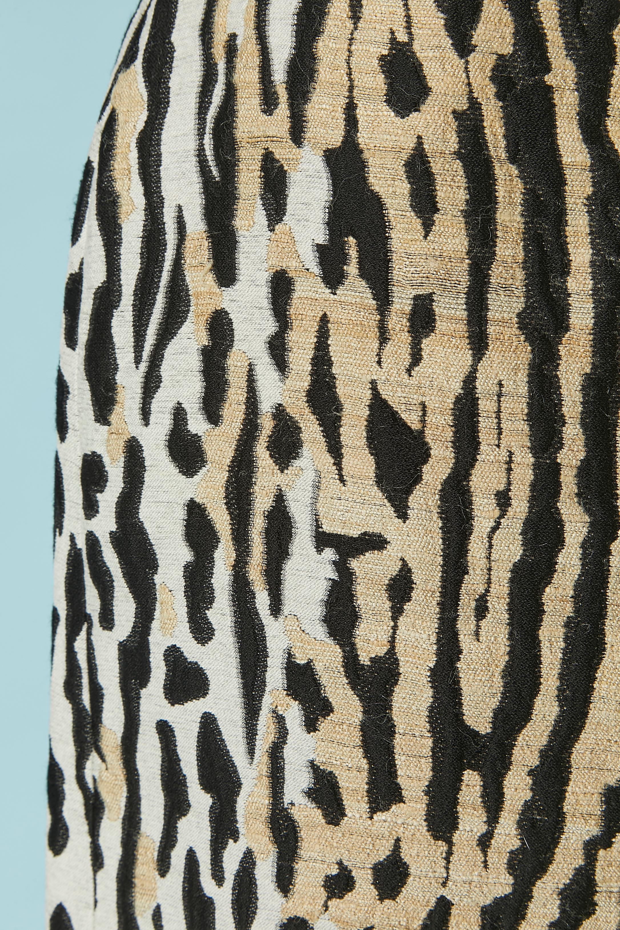Jacquard-Rock mit Tiermuster. Zusammensetzung des Hauptgewebes: 44% Baumwolle, 24% Acryl, 20% Wolle, 12% Seide. 
Seidenfutter. 
Reißverschluss und Haken-Ösen-Verschluss in der hinteren Mitte. 
SIZE 42 (It) 38 (Fr) M 