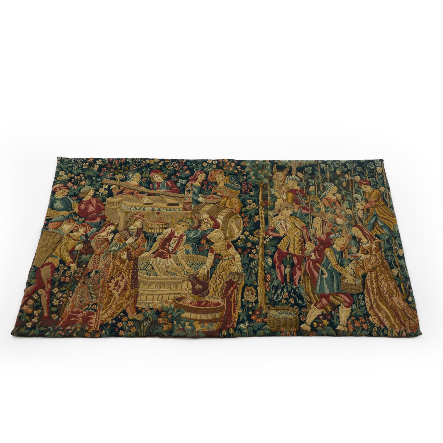 Este tapiz de estilo Aubusson de diseño francés fue fabricado por Jean Laurent en 1979 utilizando telares Jacquard y lana. 

Presenta una fiel reproducción del tapiz medieval Les Vendanges del Museo de Cluny, que ilustra la vendimia y el proceso de