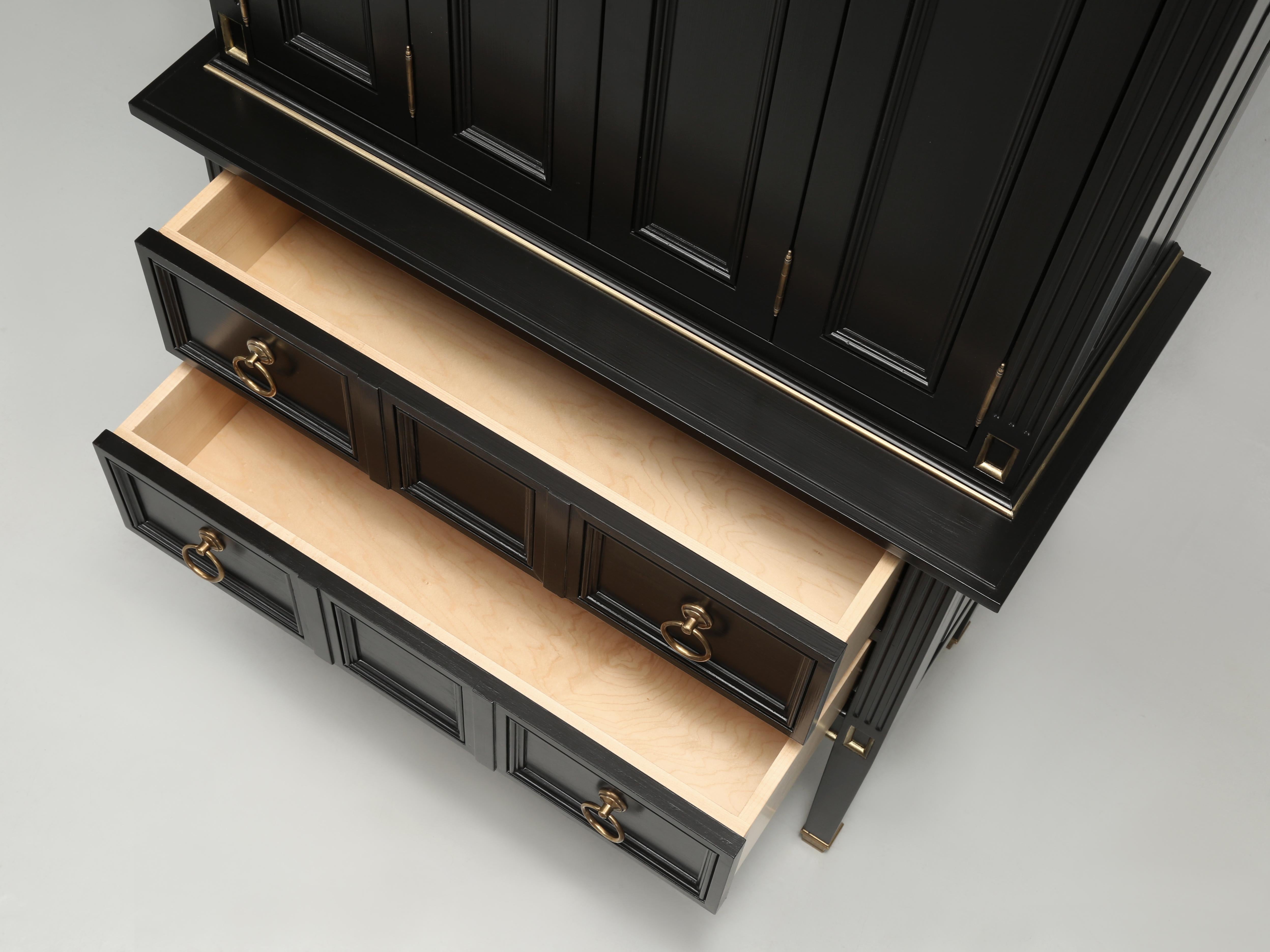 Jacque Adnet inspirierter maßgeschneiderter Schrank mit zwei Türen, auf Bestellung gefertigt (21. Jahrhundert und zeitgenössisch) im Angebot