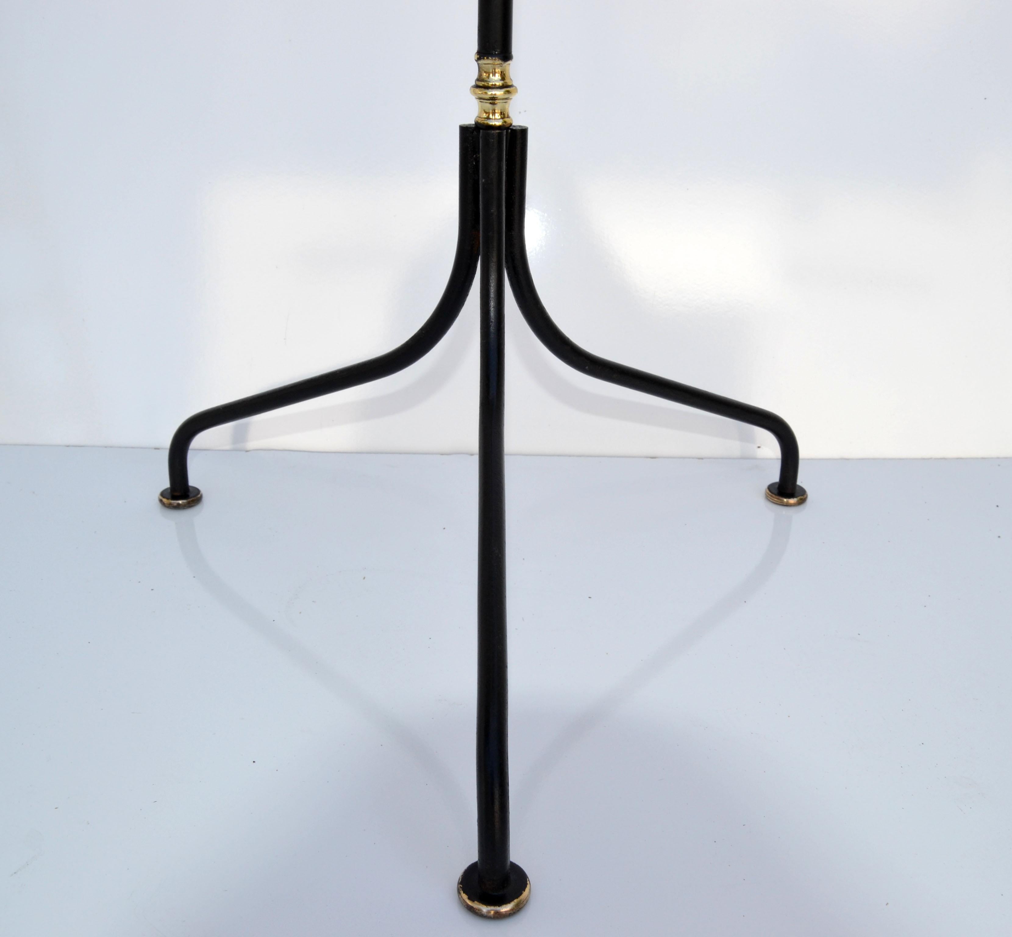 Jacque Adnet-Stil Messing &  Schwarze Stehlampe aus schwarzem Eisen, Frankreich 1950, Moderne der Mitte des Jahrhunderts im Angebot 9